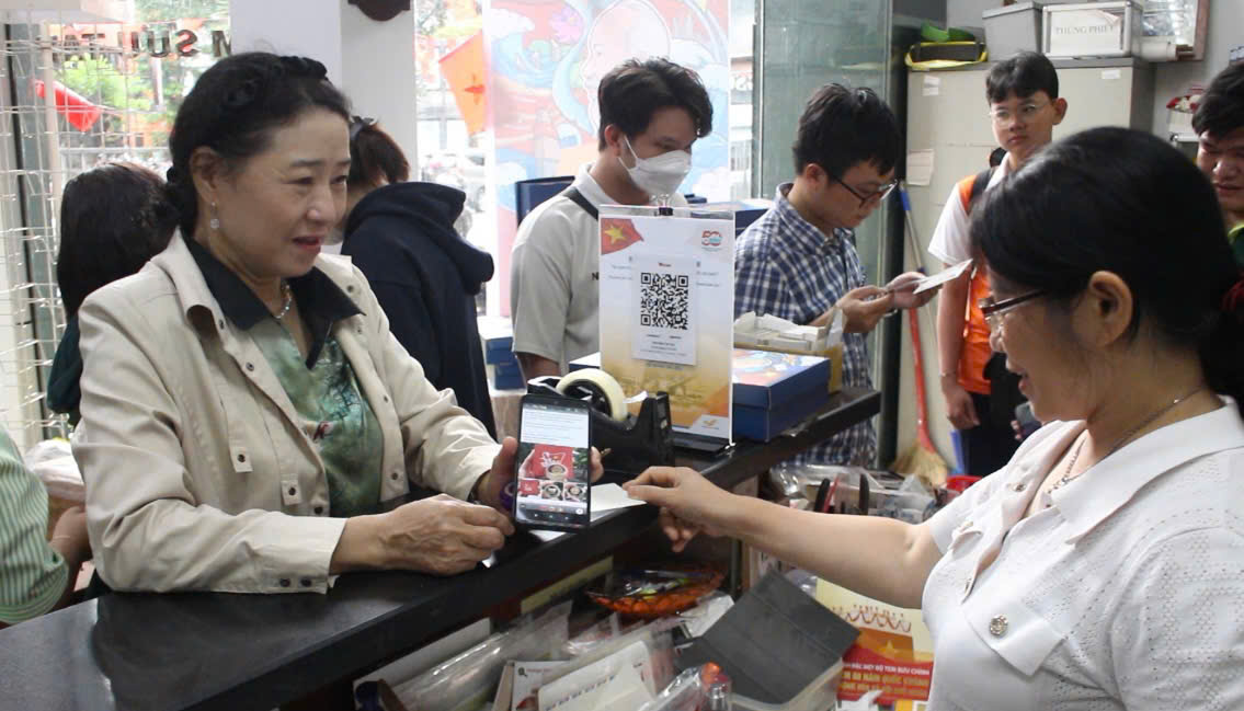 Cơn sốt đồng xu A80 tại TP HCM v&agrave; gi&aacute; trị kỷ niệm 80 năm C&aacute;ch mạng Th&aacute;ng T&aacute;m - Ảnh 5.