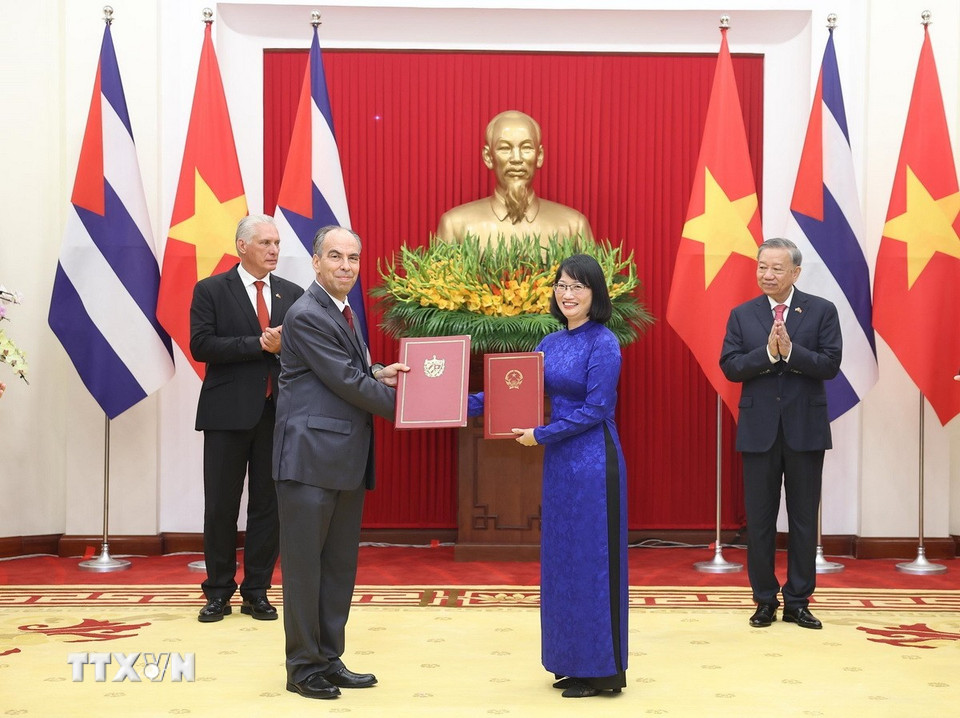 Tổng B&iacute; thư T&ocirc; L&acirc;m v&agrave; B&iacute; thư thứ Nhất, Chủ tịch nước Cuba chứng kiến Lễ trao c&aacute;c văn kiện hợp t&aacute;c- Ảnh 1.