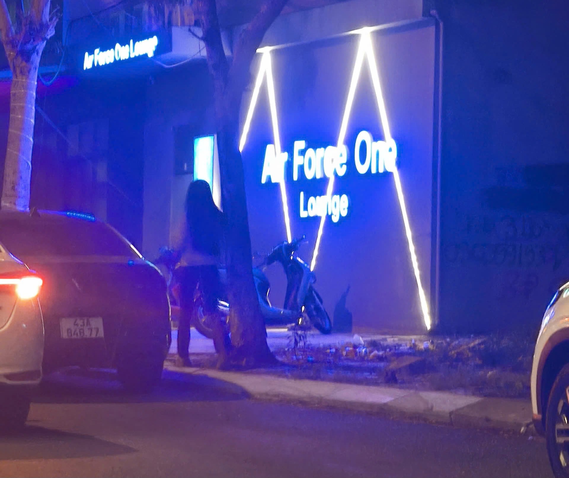 C&ocirc;ng an đột k&iacute;ch qu&aacute;n bar Kh&ocirc;ng lực Một l&uacute;c nửa đ&ecirc;m- Ảnh 1.