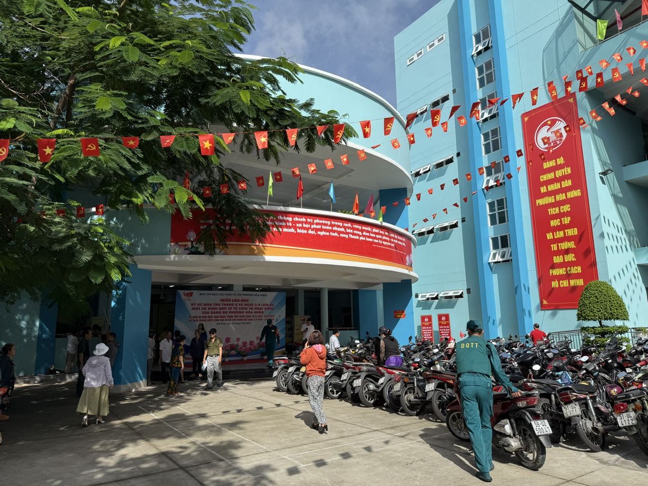 Người d&acirc;n TP HCM đi nhận qu&agrave; Quốc kh&aacute;nh: vui như ng&agrave;y hội - Ảnh 1.