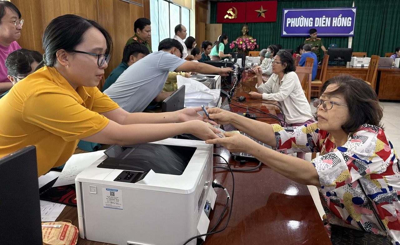 Người d&acirc;n TP HCM đi nhận qu&agrave; Quốc kh&aacute;nh: vui như ng&agrave;y hội - Ảnh 7.