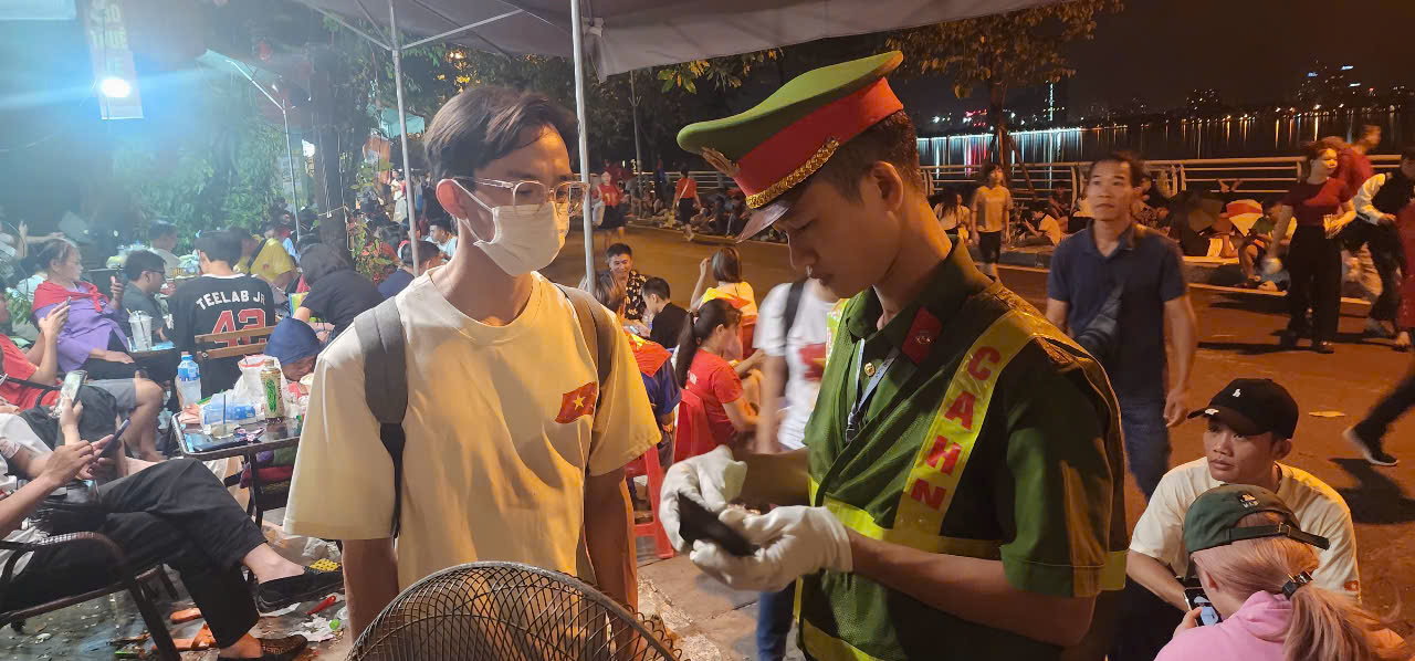 Nam thanh niên may mắn nhận lại giấy tờ đánh rơi trong đêm Quốc khánh 2 - 9 - Ảnh 3.