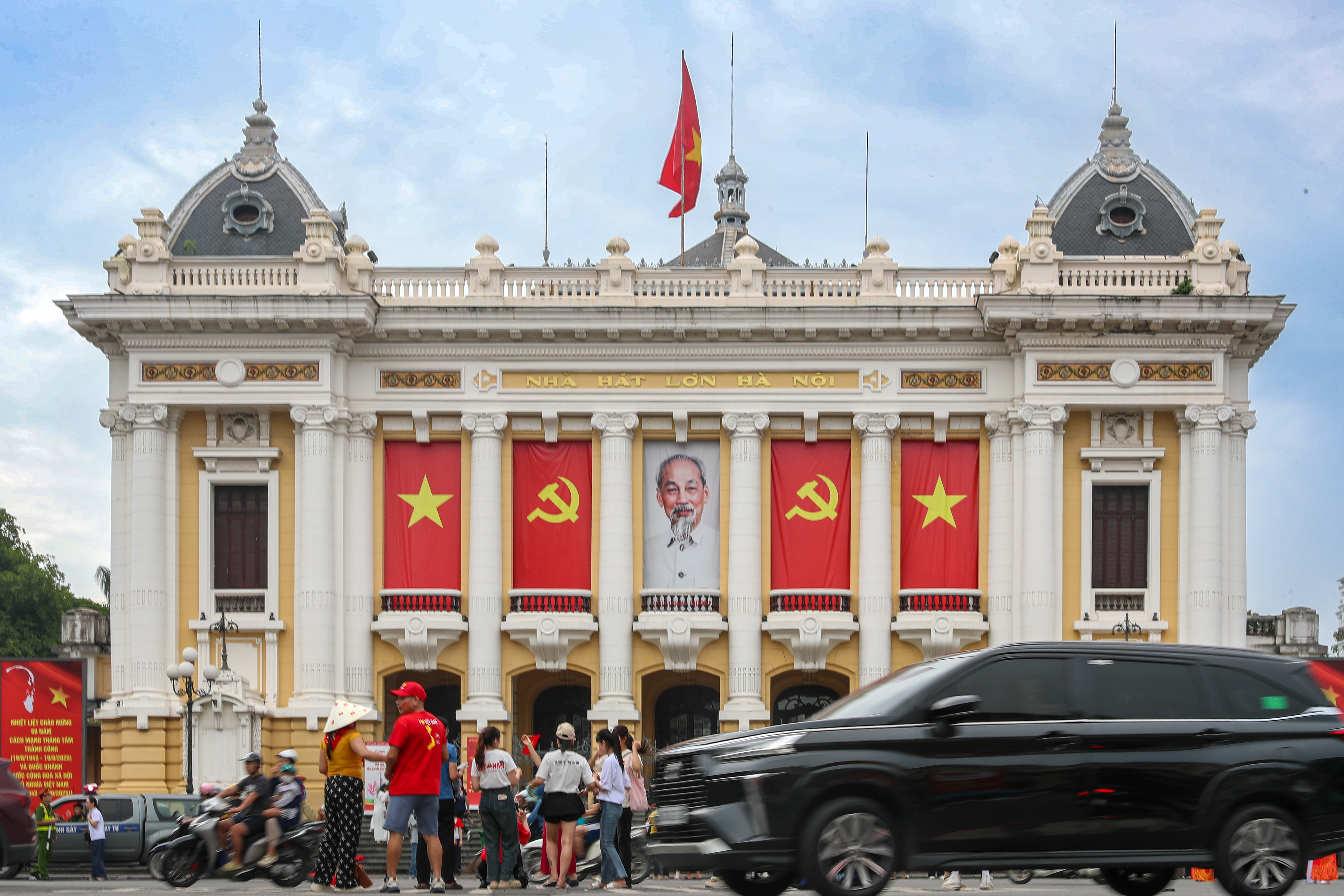 Hàng ngàn người dân "cắm chốt" chờ xem diễu binh A80, Công an Hà Nội liên tục nhắc nhở- Ảnh 11.