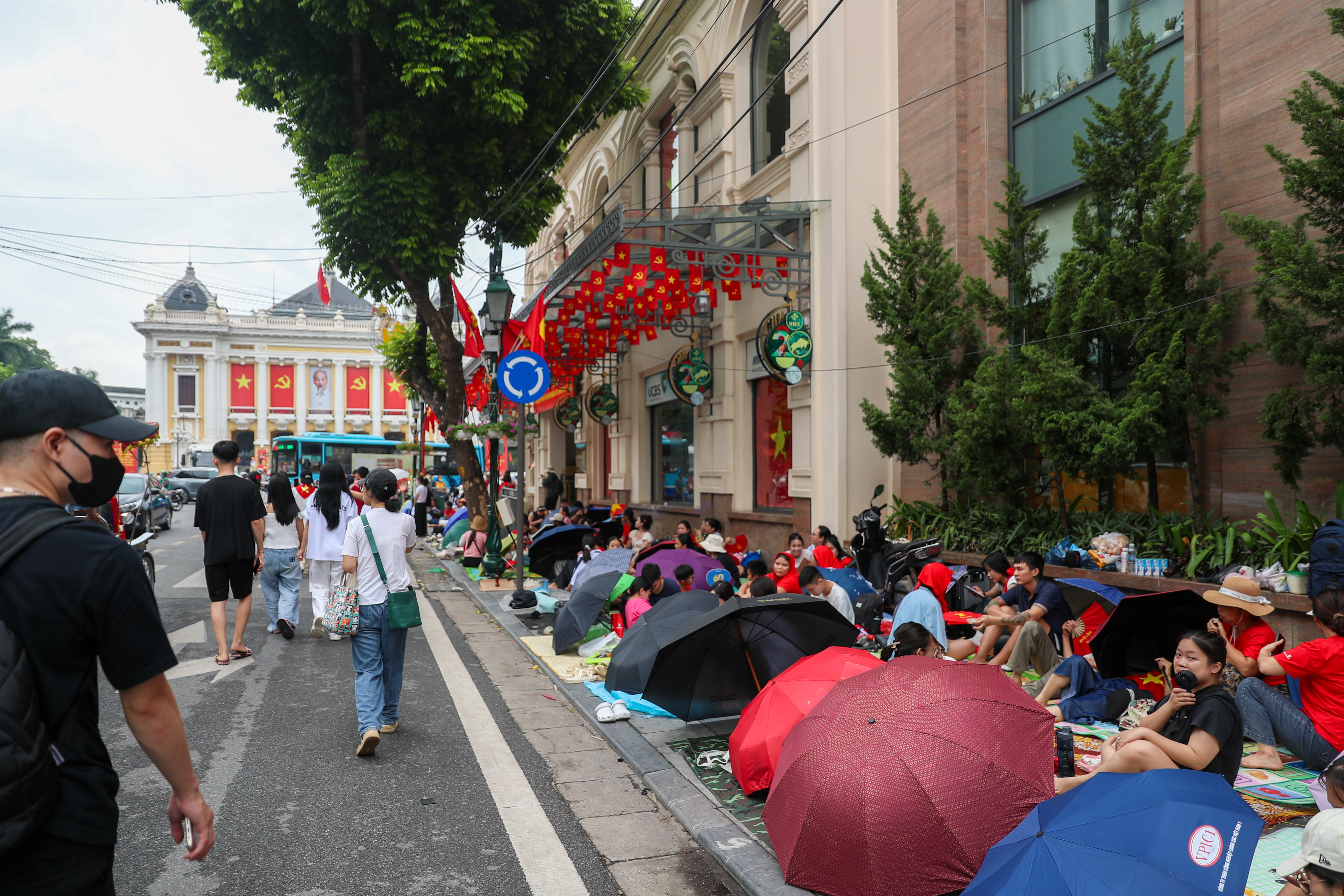 Hàng ngàn người dân "cắm chốt" chờ xem diễu binh A80, Công an Hà Nội liên tục nhắc nhở- Ảnh 2.