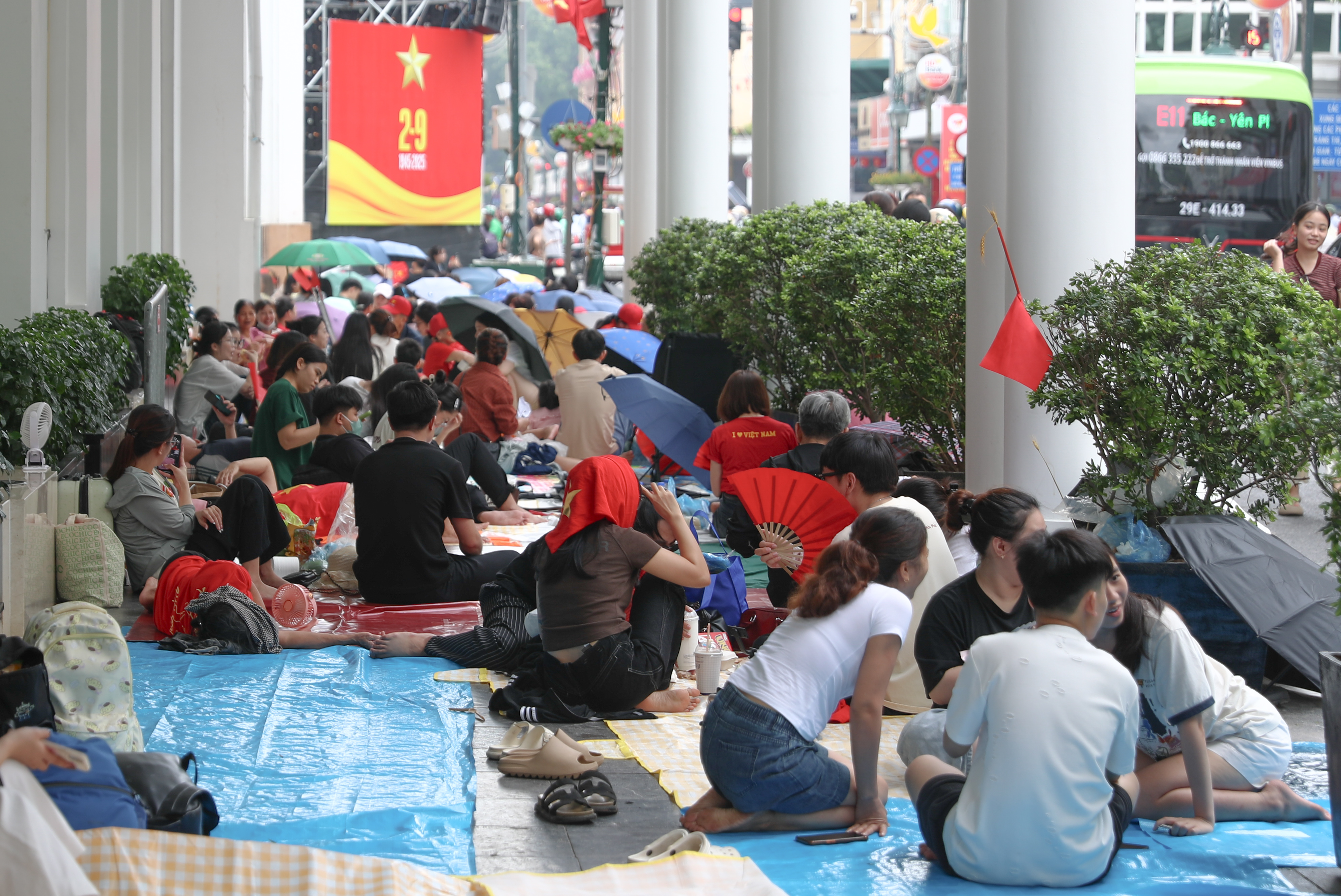 Hàng ngàn người dân "cắm chốt" chờ xem diễu binh A80, Công an Hà Nội liên tục nhắc nhở- Ảnh 4.