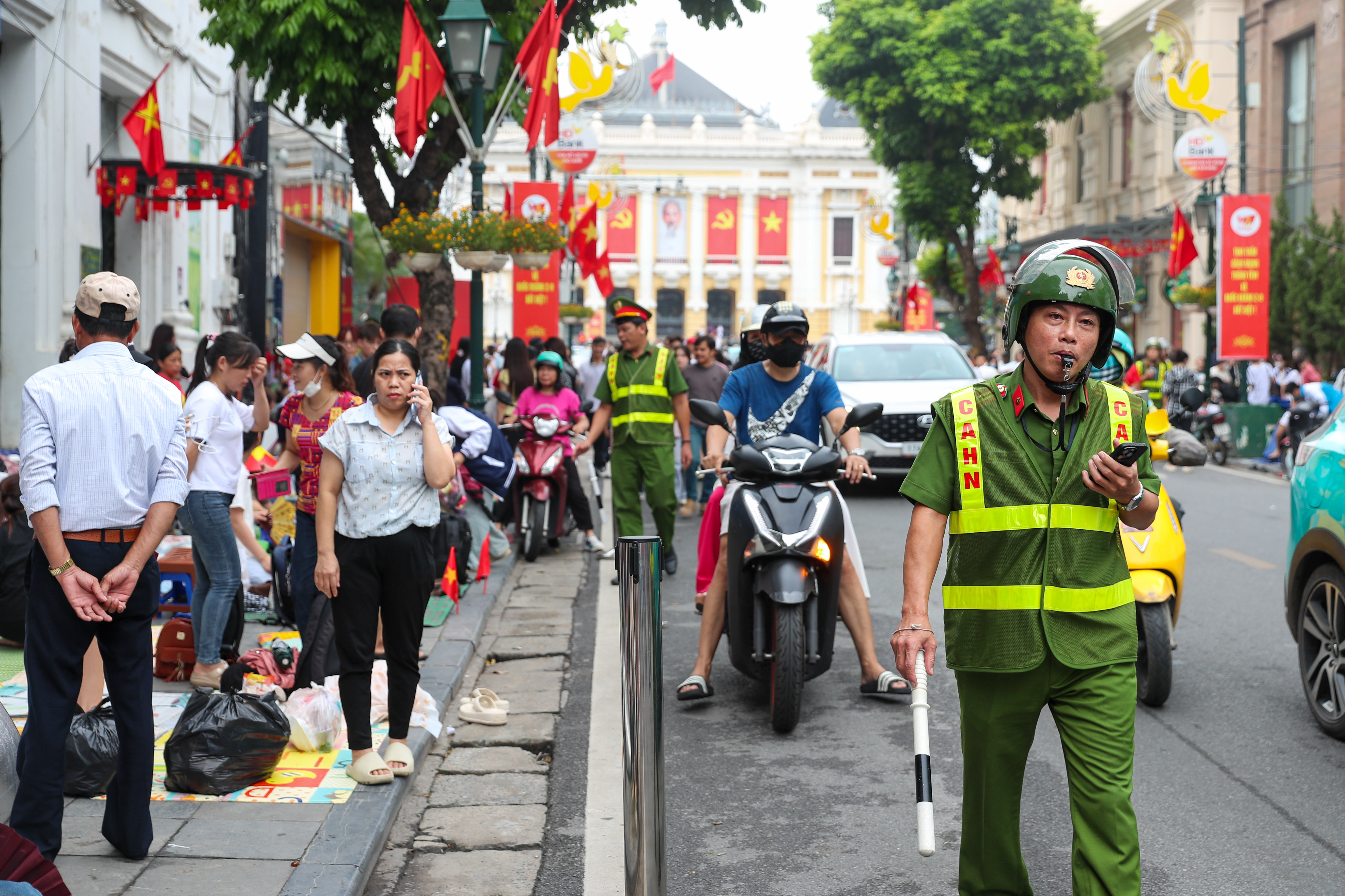 Hàng ngàn người dân "cắm chốt" chờ xem diễu binh A80, Công an Hà Nội liên tục nhắc nhở- Ảnh 8.