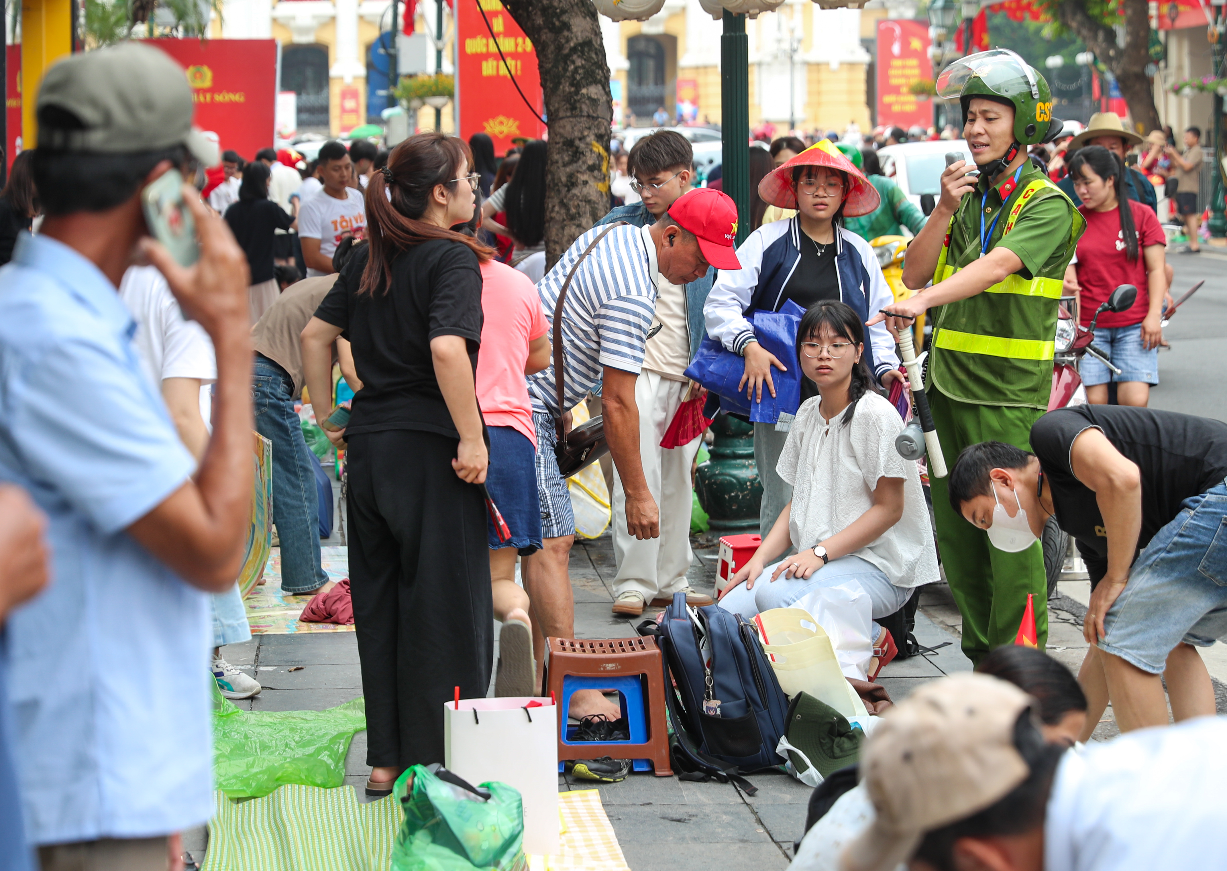 Hàng ngàn người dân "cắm chốt" chờ xem diễu binh A80, Công an Hà Nội liên tục nhắc nhở- Ảnh 9.