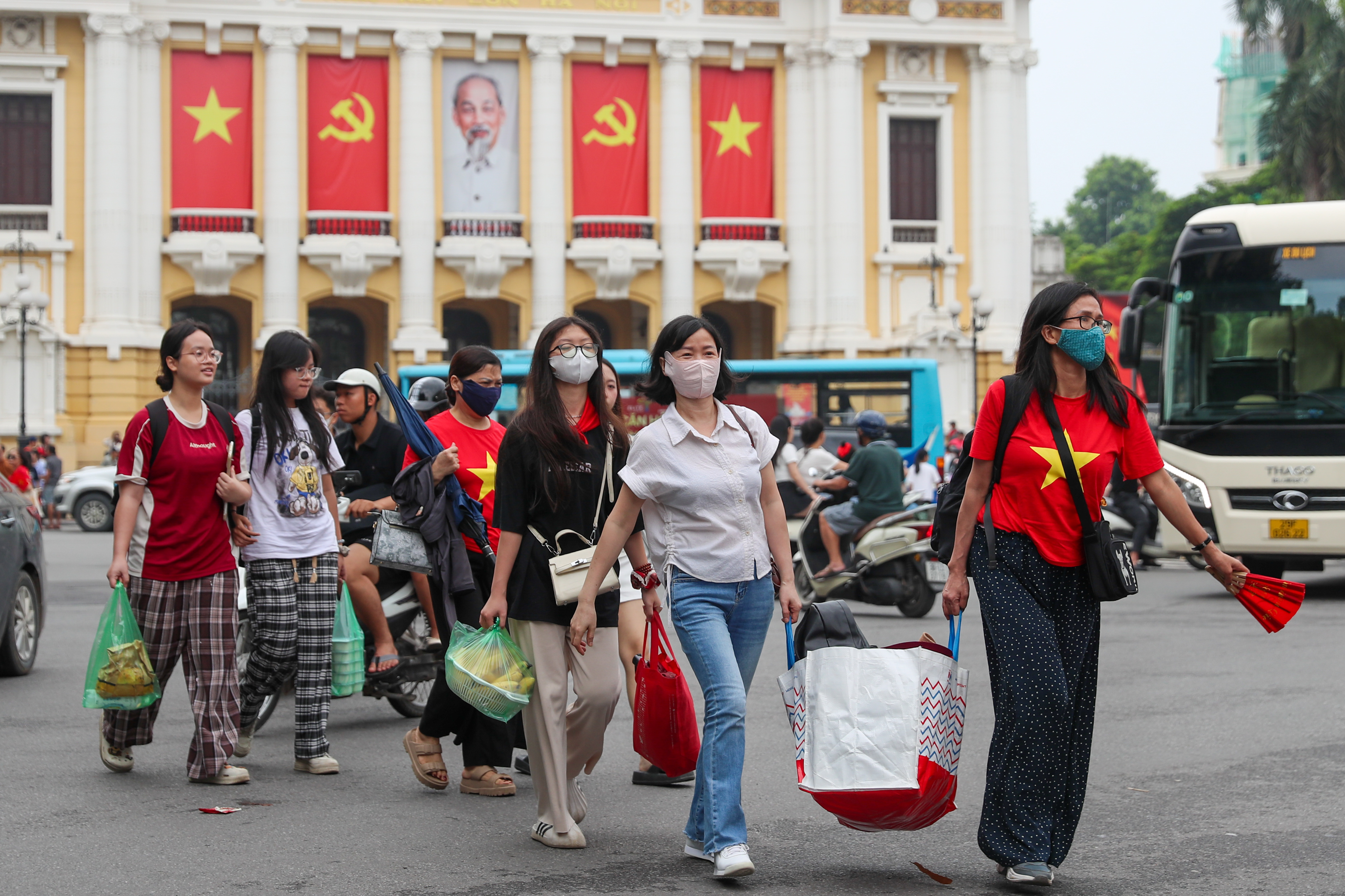 Hàng ngàn người dân "cắm chốt" chờ xem diễu binh A80, Công an Hà Nội liên tục nhắc nhở- Ảnh 3.