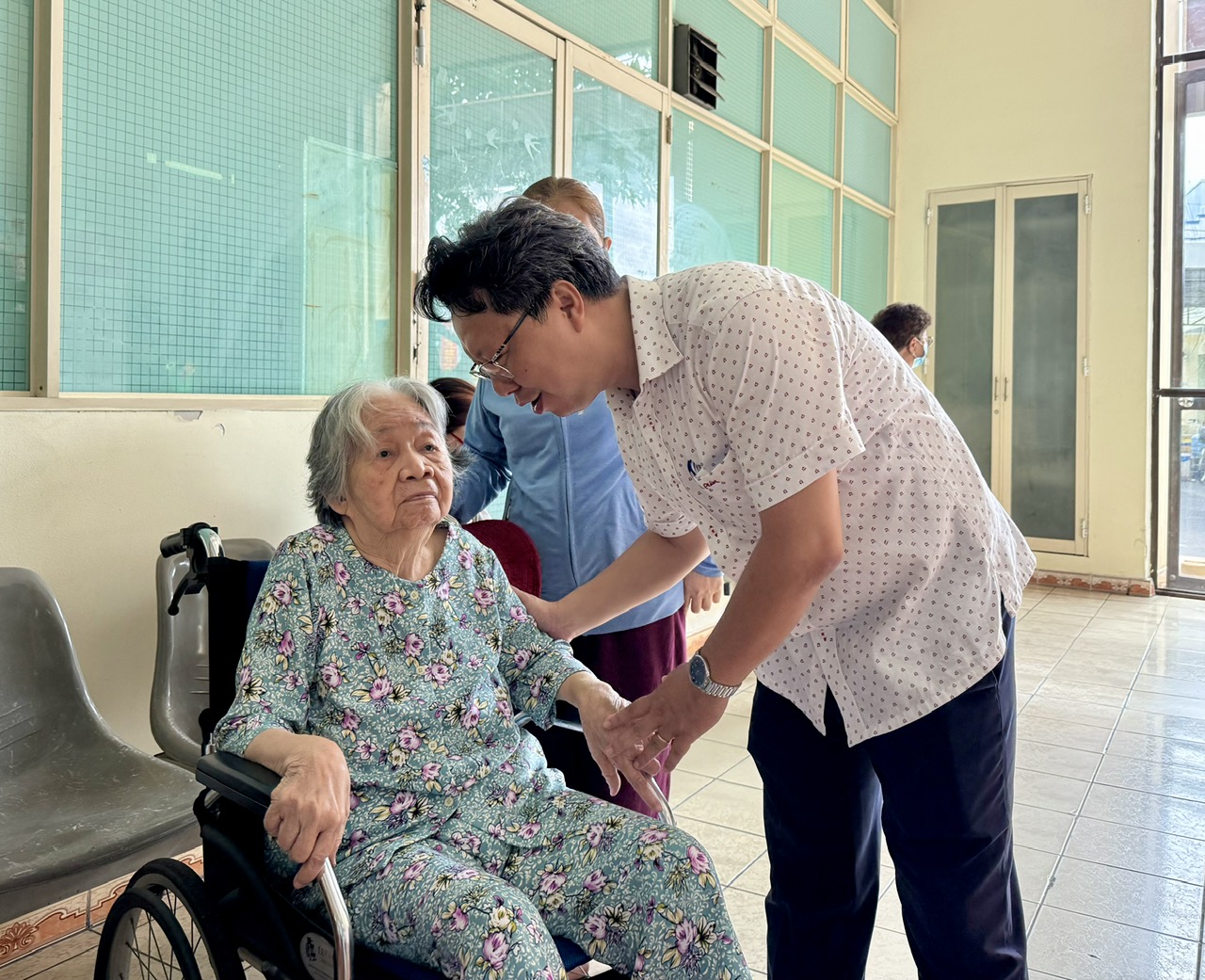 Người d&acirc;n TP HCM đi nhận qu&agrave; Quốc kh&aacute;nh: vui như ng&agrave;y hội - Ảnh 5.