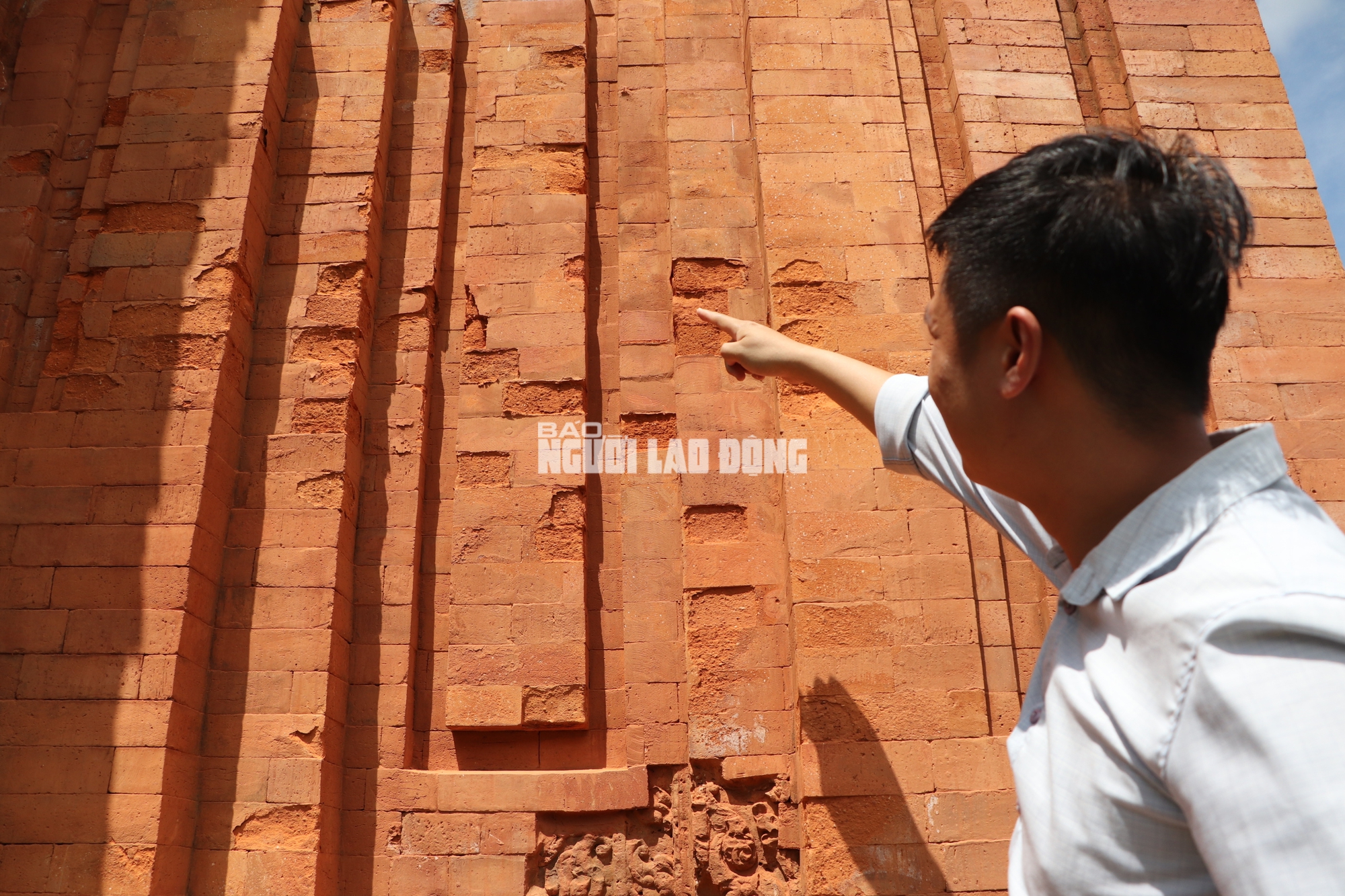CLIP: Mới trùng tu 12,6 tỉ, gạch tháp Chăm Khương Mỹ ở Đà Nẵng bị mủn nát - Ảnh 1.