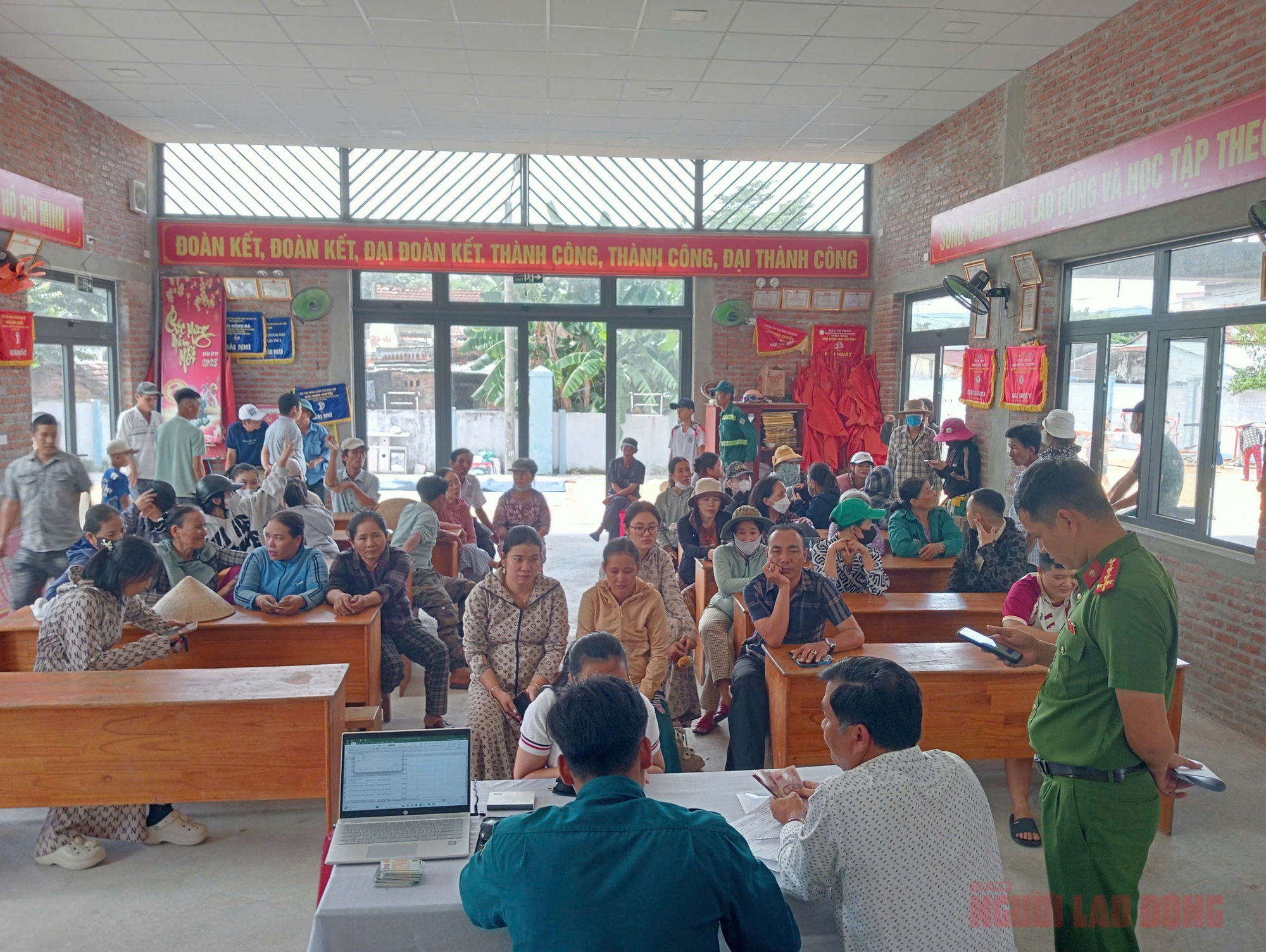 Cán bộ xã ở Đà Nẵng thức trắng đêm để hoàn thành chi trả quà Quốc khánh cho người dân - Ảnh 2.