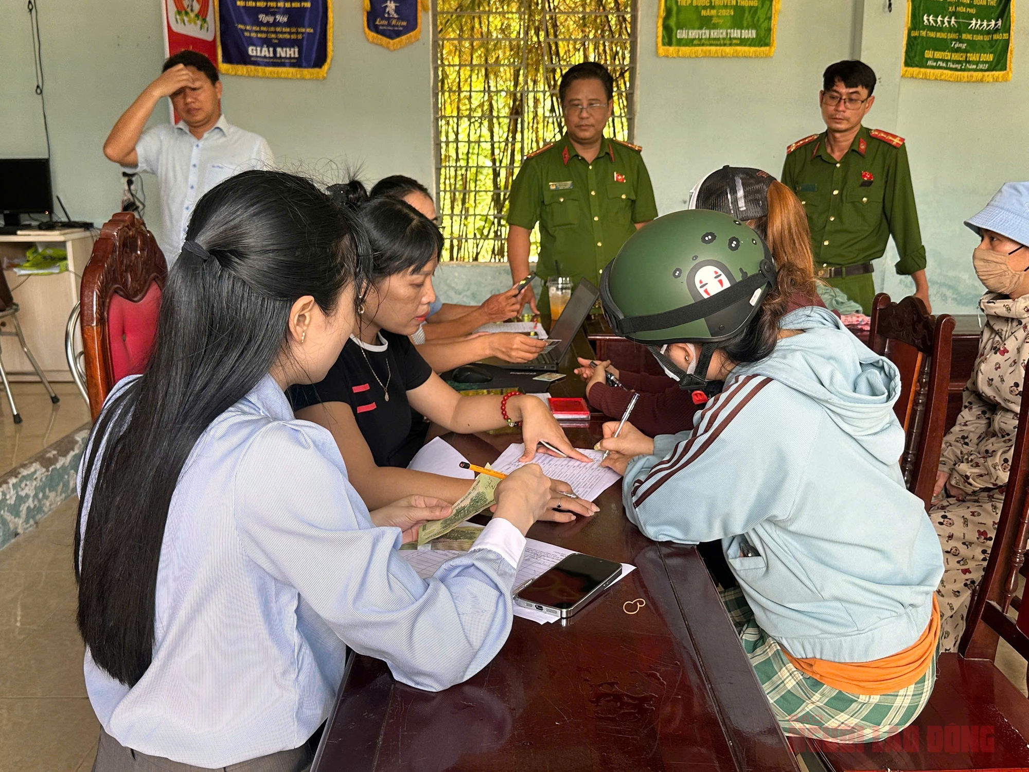 Cán bộ xã ở Đà Nẵng thức trắng đêm để hoàn thành chi trả quà Quốc khánh cho người dân - Ảnh 4.