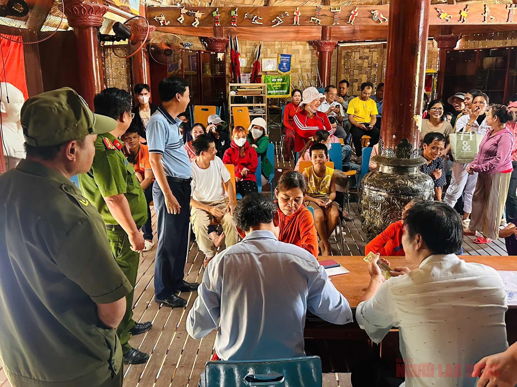 Cán bộ xã ở Đà Nẵng thức trắng đêm để hoàn thành chi trả quà Quốc khánh cho người dân - Ảnh 5.