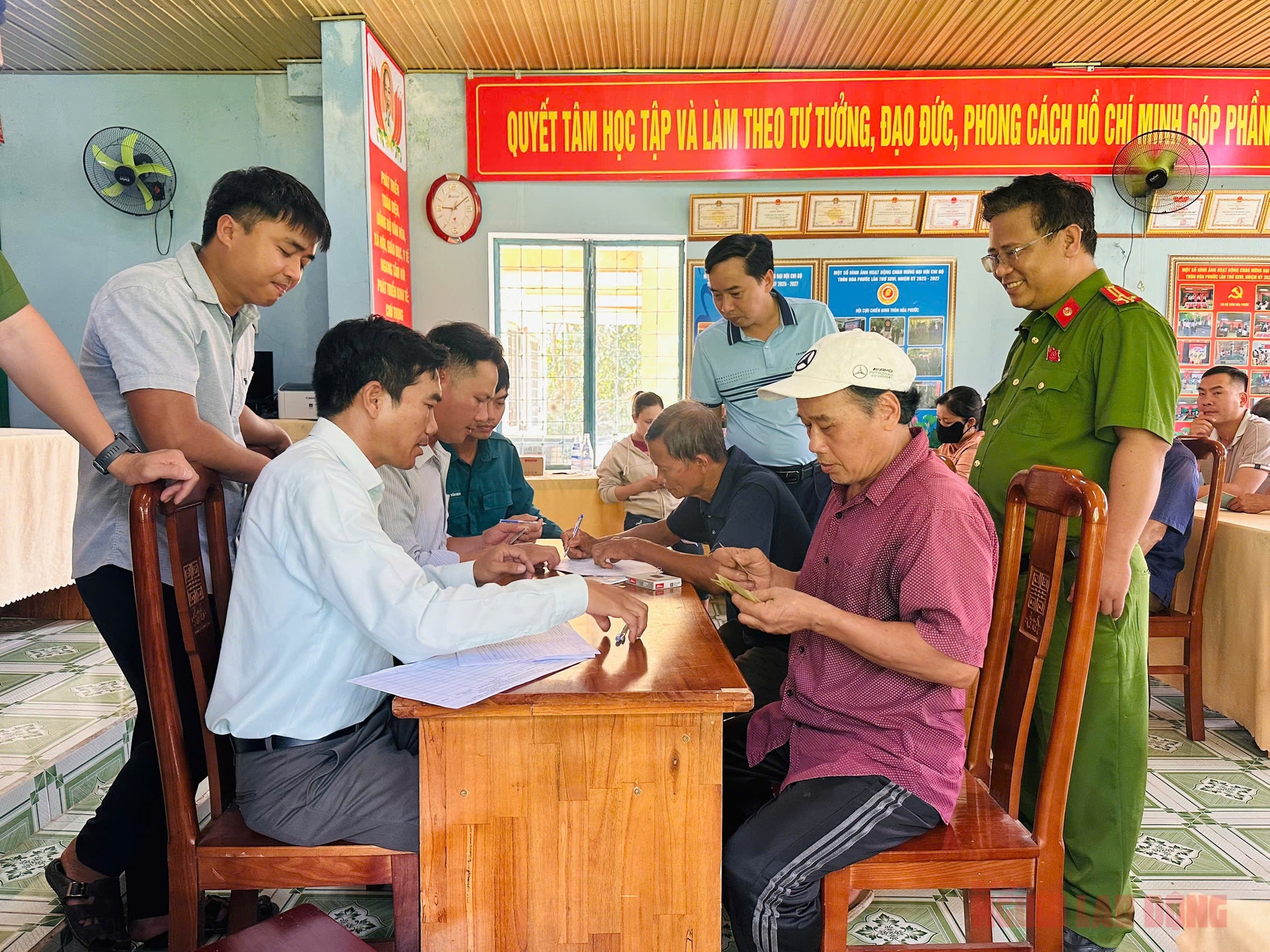Cán bộ xã ở Đà Nẵng thức trắng đêm để hoàn thành chi trả quà Quốc khánh cho người dân - Ảnh 6.