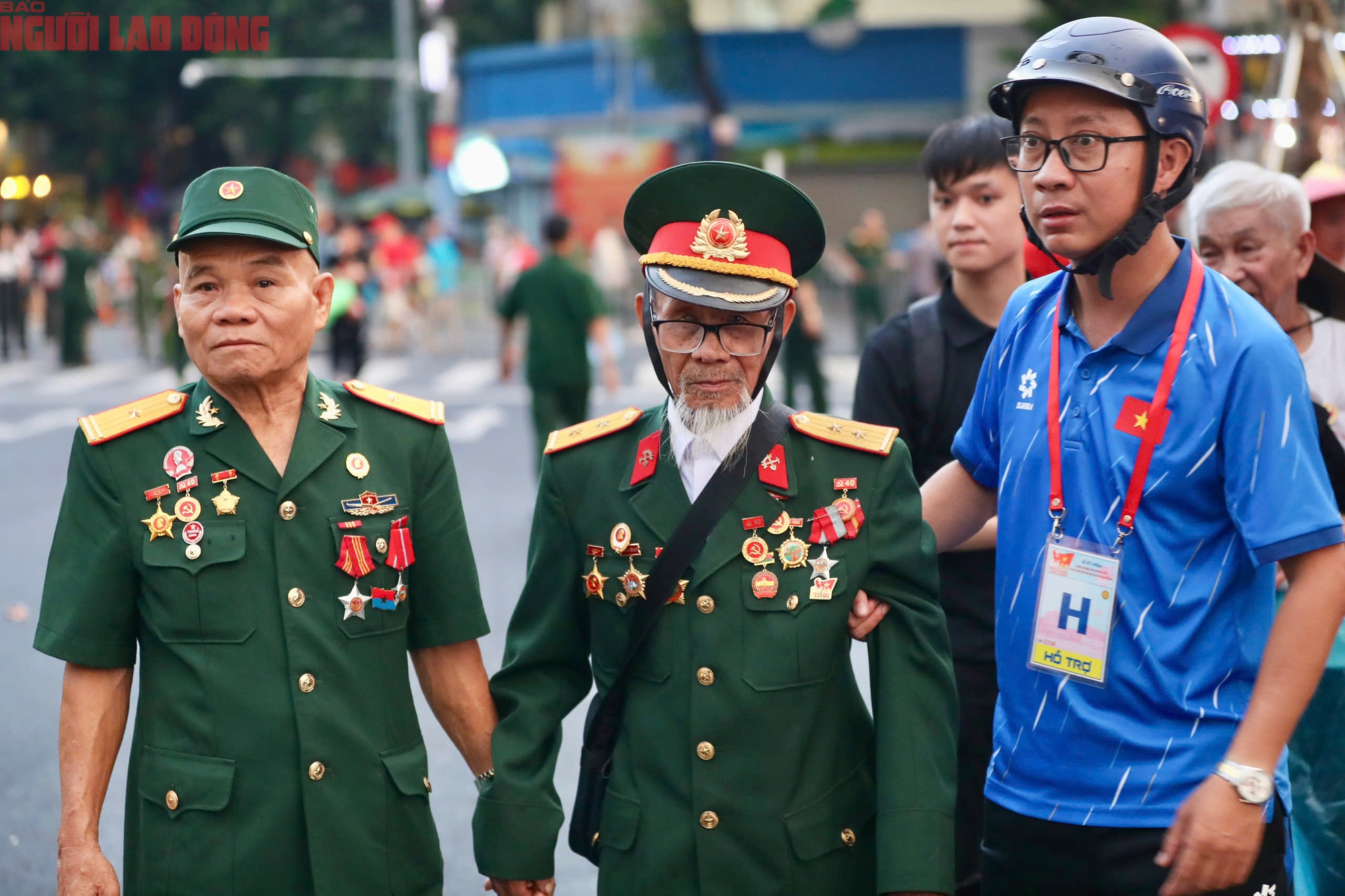 H&agrave;ng triệu người d&acirc;n h&aacute;o hức chờ đợi diễu binh A80 tại Quảng trường Ba Đ&igrave;nh - Ảnh 1.