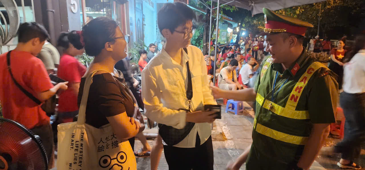 Nam thanh niên may mắn nhận lại giấy tờ đánh rơi trong đêm Quốc khánh 2 - 9 - Ảnh 1.
