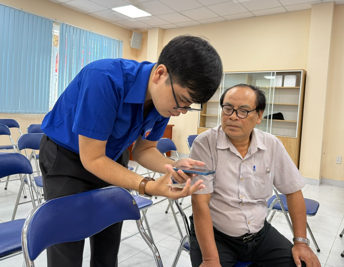 Người d&acirc;n TP HCM đi nhận qu&agrave; Quốc kh&aacute;nh: vui như ng&agrave;y hội - Ảnh 2.