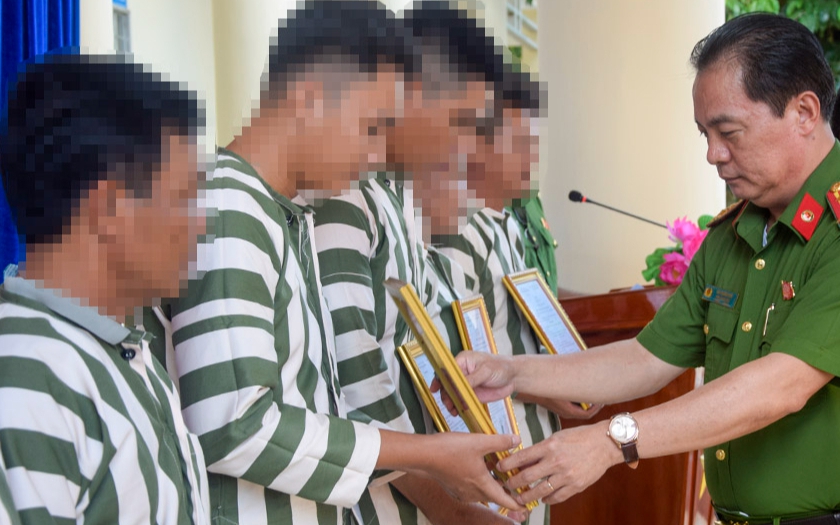 Hàng trăm phạm nhân tại miền Tây xúc động khi được đặc xá dịp Quốc khánh 2-9
