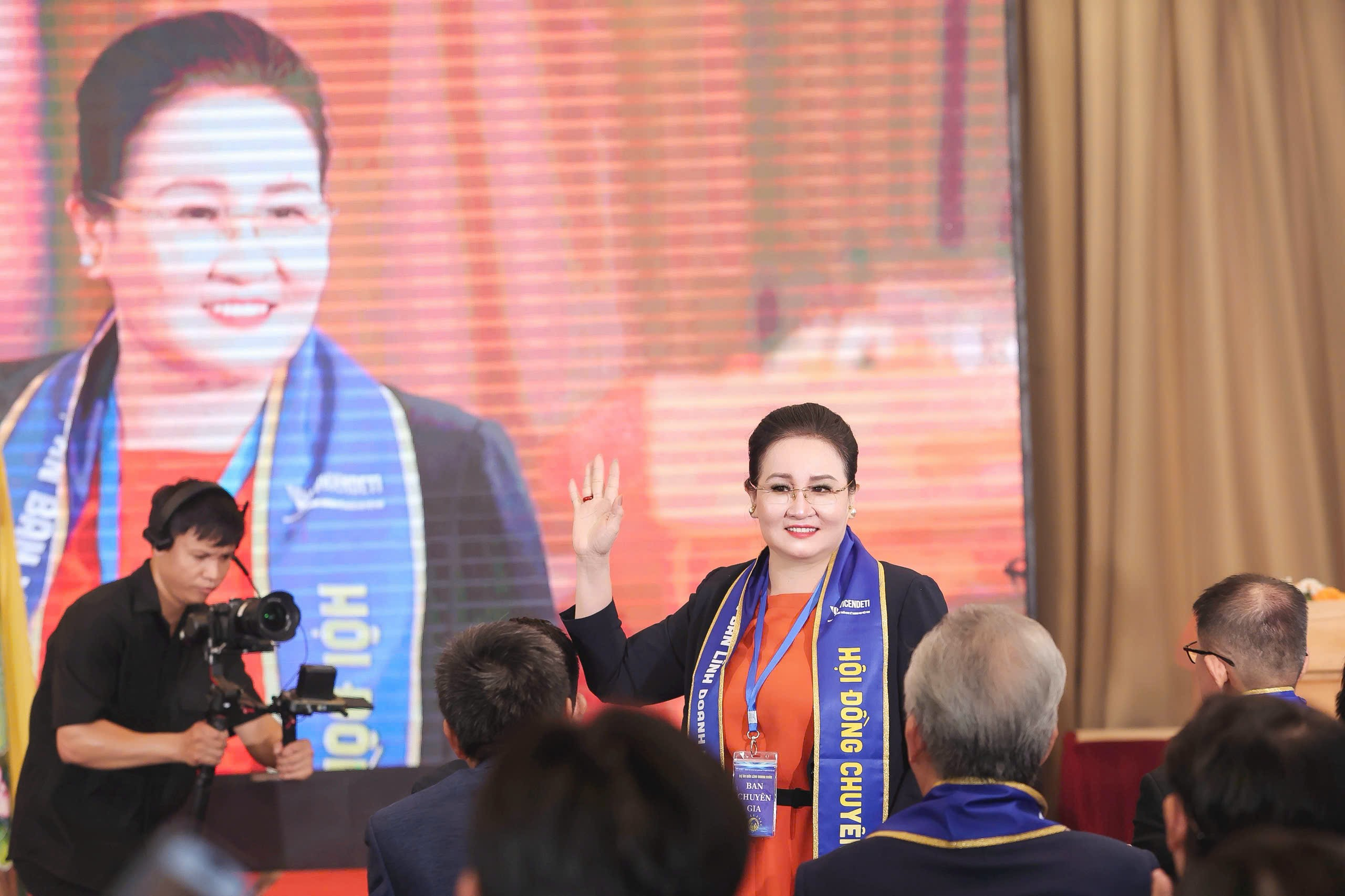 Vẻ đẹp v&agrave; tr&iacute; tuệ phụ nữ tỏa s&aacute;ng trong dự &aacute;n "Bản lĩnh doanh nh&acirc;n" - Ảnh 2.