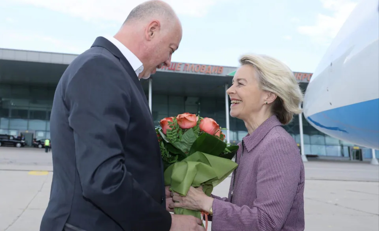 B&agrave; von der Leyen được Thủ tướng Bulgaria Rossen Jeliazkov tiếp đ&oacute;n h&ocirc;m 31-8. Ảnh: X