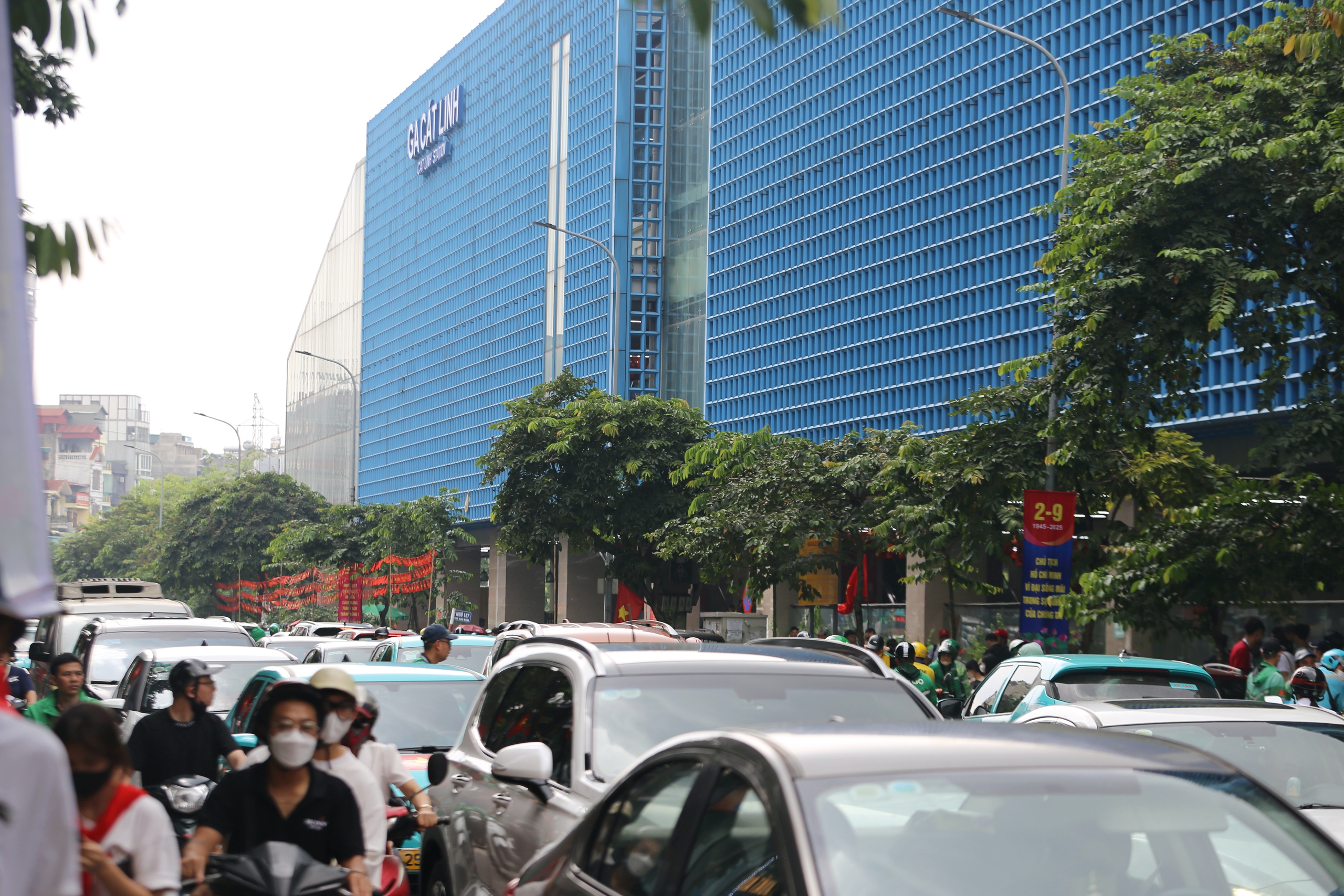 Miễn phí vé, ga tàu Cát Linh - Hà Đông chật kín khách đi xem diễu binh Quốc khánh 2-9- Ảnh 13.