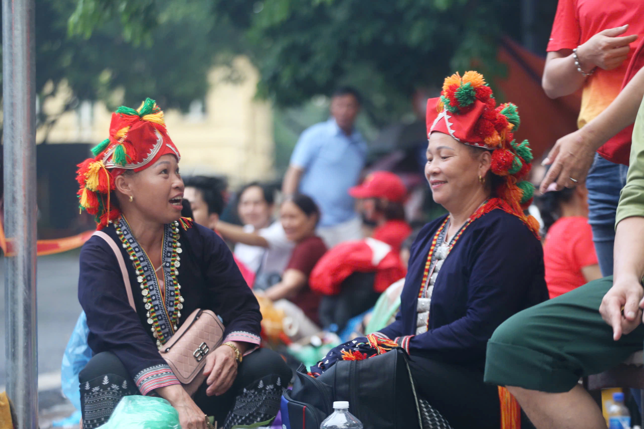Gia đ&igrave;nh người d&acirc;n tộc Dao Đỏ từ L&agrave;o Cai về Thủ đ&ocirc; xem diễu binh, x&uacute;c động khi được "tiếp tế"- Ảnh 2.
