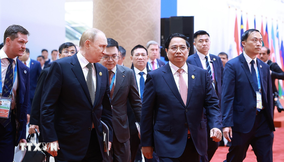 Thủ tướng Phạm Minh Ch&iacute;nh gặp Tổng thống Nga Vladimir Putin - Ảnh 4.