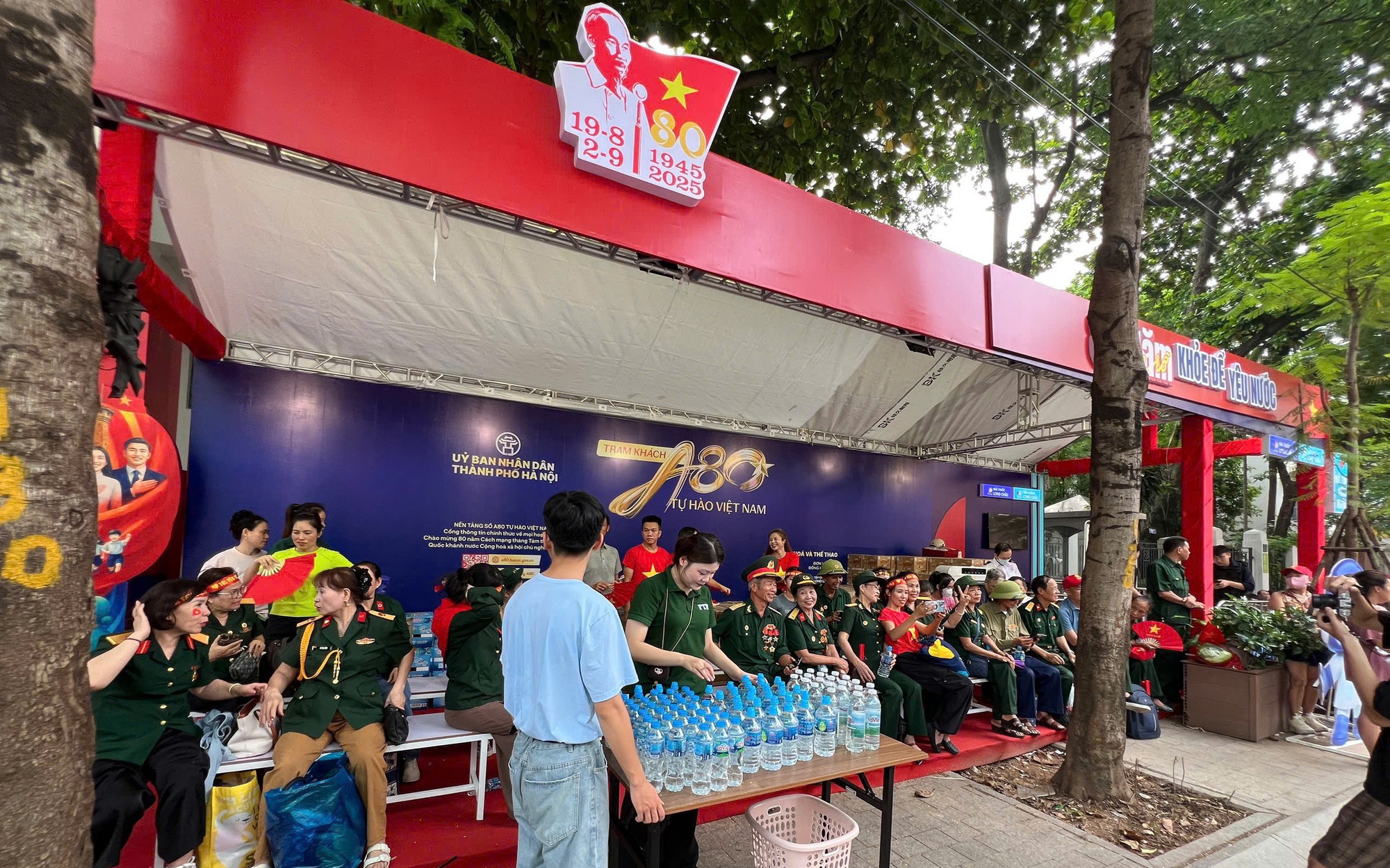 Vị trí 15 "Trạm khách: A80 Tự hào Việt Nam" phục vụ miễn phí người dân xem diễu binh