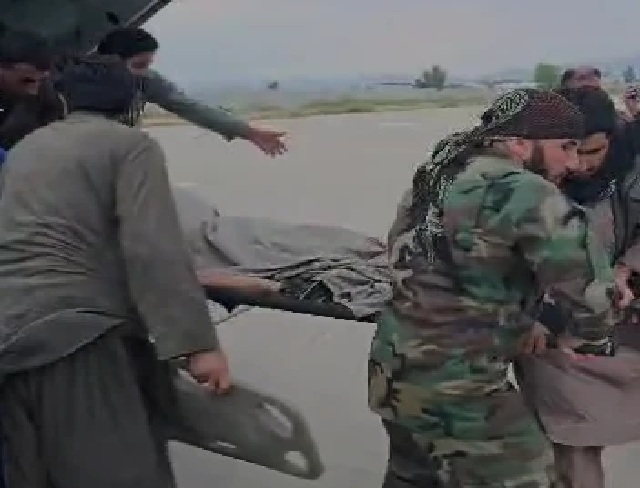 Một người bị thương được vận chuyển khỏi trực thăng - Ảnh: CH&Iacute;NH QUYỀN TALIBAN
