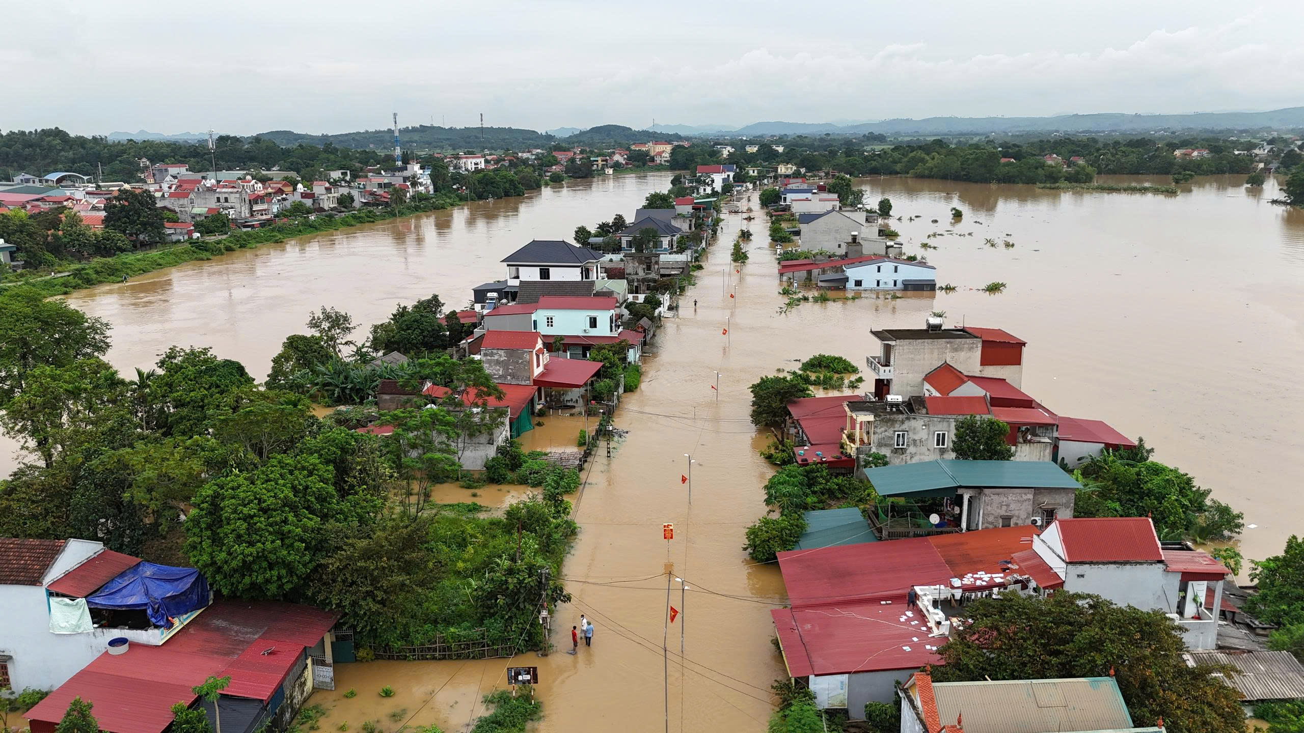 Mưa b&atilde;o t&agrave;n ph&aacute;, Thanh H&oacute;a c&ocirc;ng bố t&igrave;nh huống khẩn cấp 2 x&atilde; bi&ecirc;n giới - Ảnh 2.