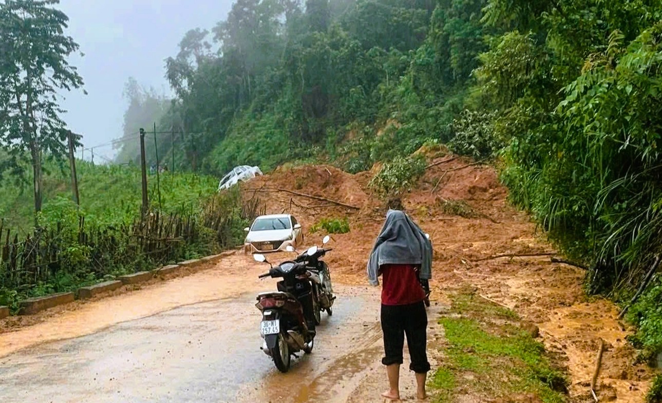 Sạt lở n&uacute;i ập xuống 3 &ocirc; t&ocirc; đang di chuyển tr&ecirc;n đường - Ảnh 1.
