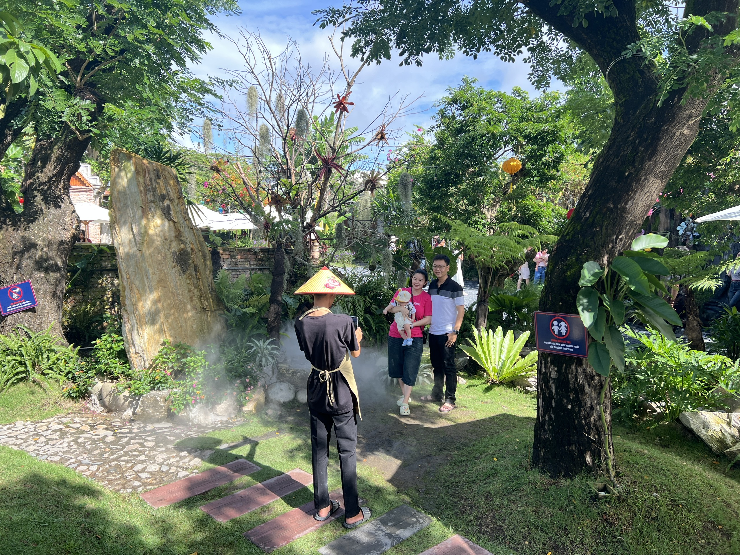Qu&aacute;n c&agrave; ph&ecirc; "giấu m&igrave;nh" giữa Cần Thơ khiến ai bước v&agrave;o cũng ngỡ lạc đến Đ&agrave; Lạt - Ảnh 4.