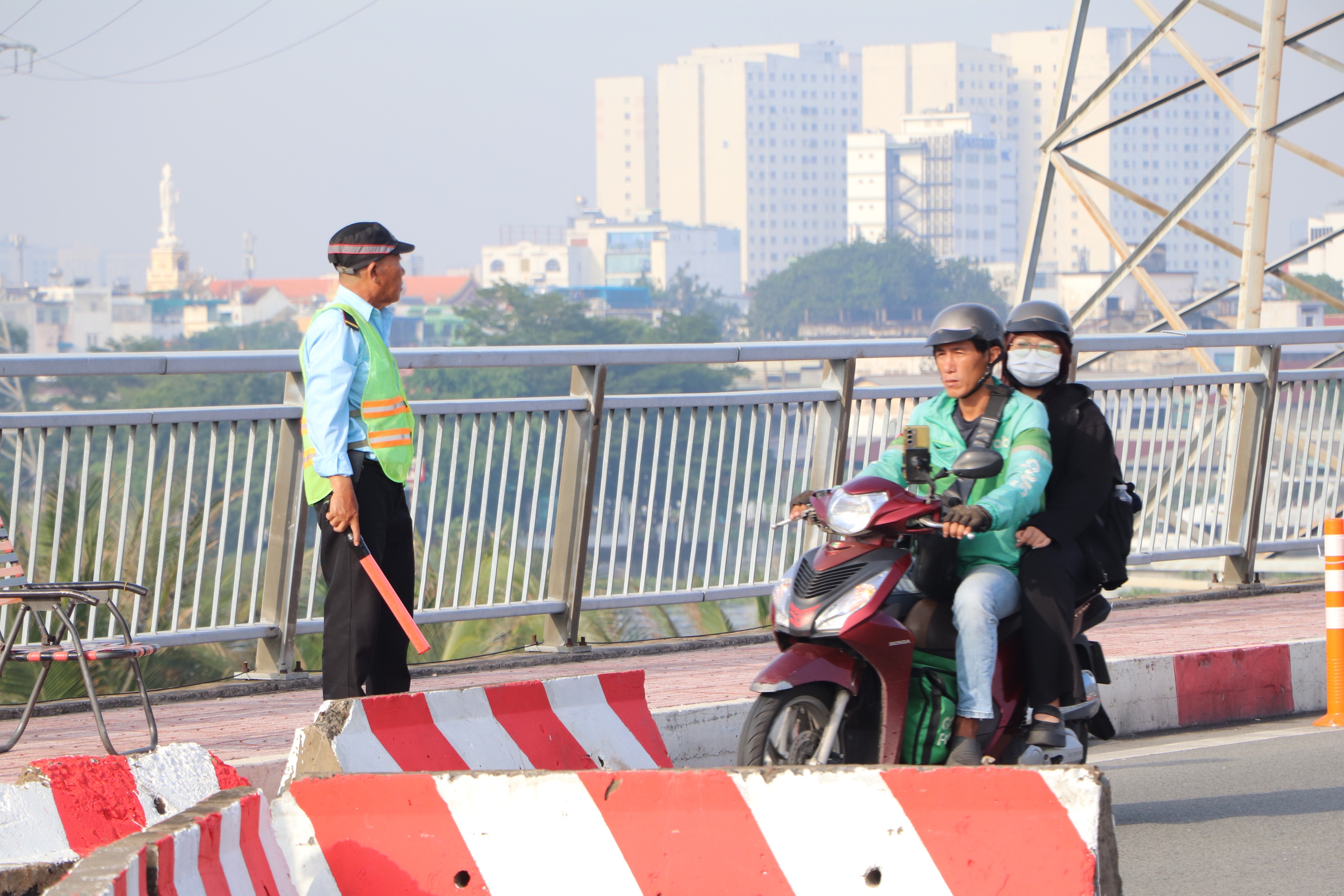 Hình ảnh xe cứu thương "chật vật" di chuyển trên Quốc lộ 13- Ảnh 5.