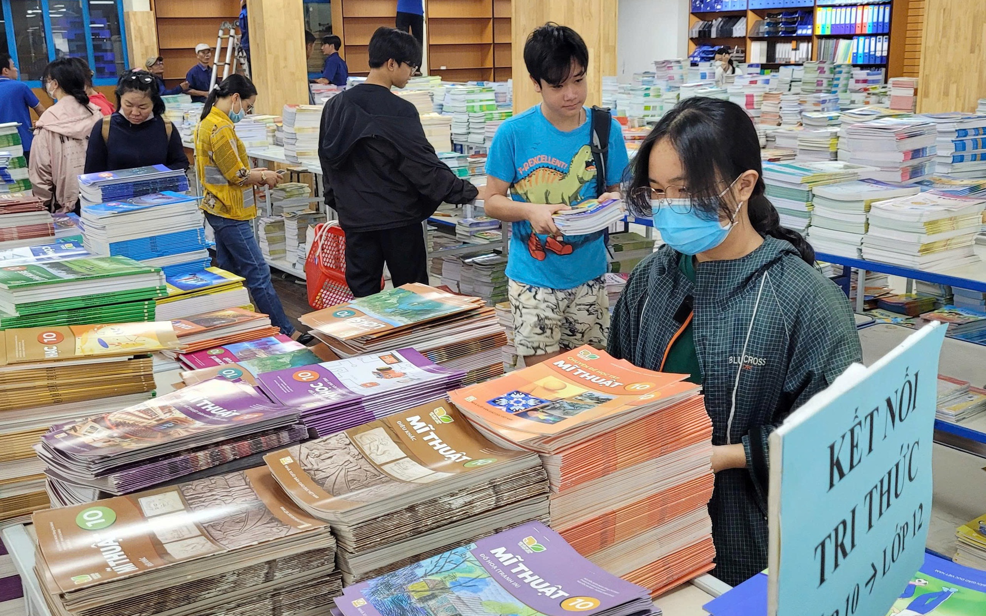 Bộ sách giáo khoa thống nhất toàn quốc: Không thể chậm trễ hơn nữa