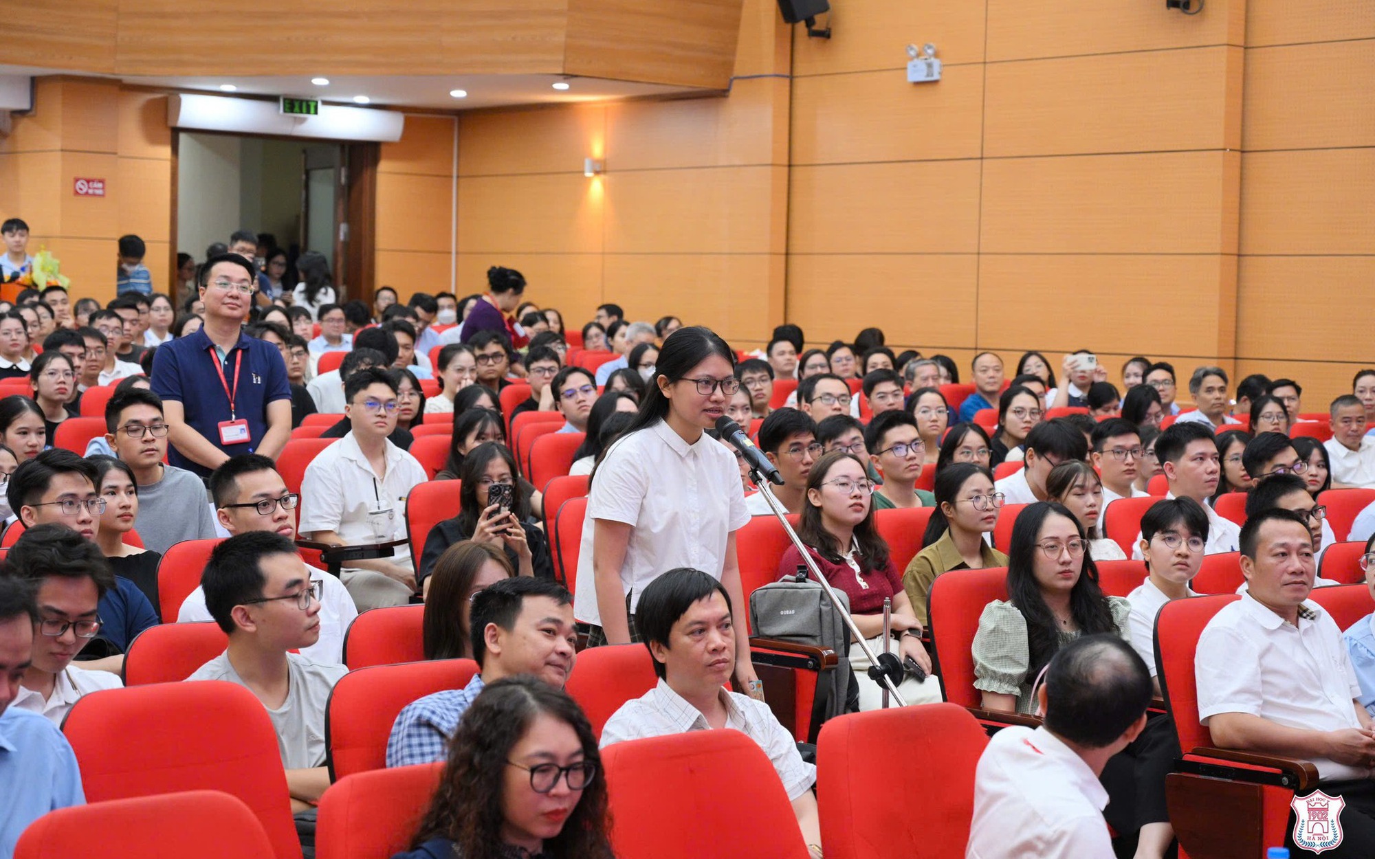 Bác sĩ nội trú và màn gọi tên chọn ngành lan tỏa trên mạng xã hội