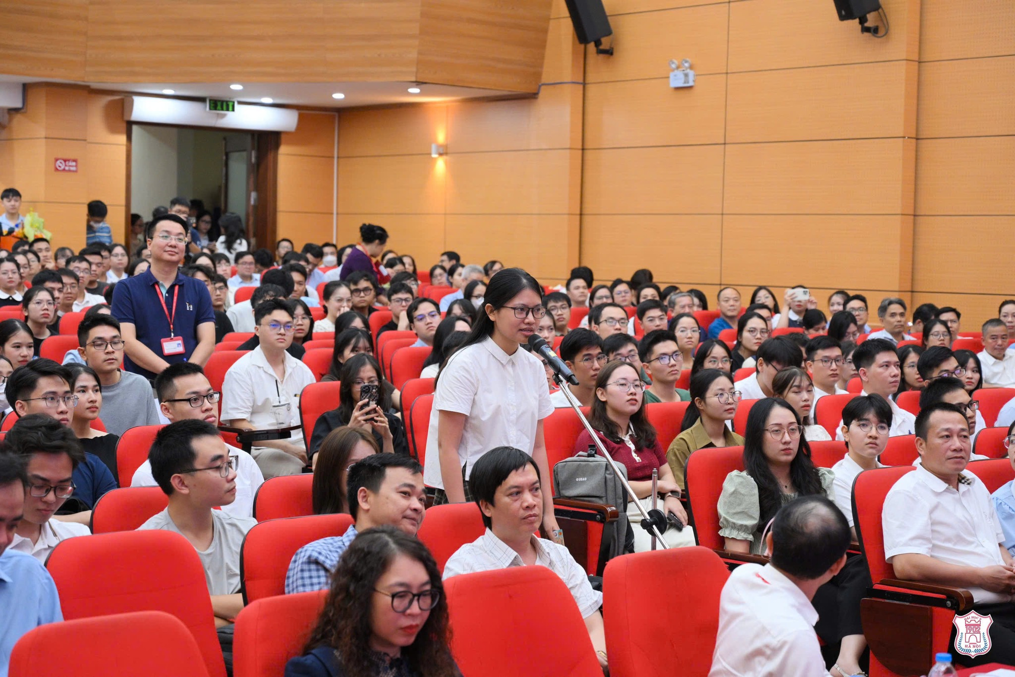 Màn gọi tên chọn ngành bác sĩ nội trú gây bão mạng xã hội tại Trường Đại học Y Hà Nội - Ảnh 4.