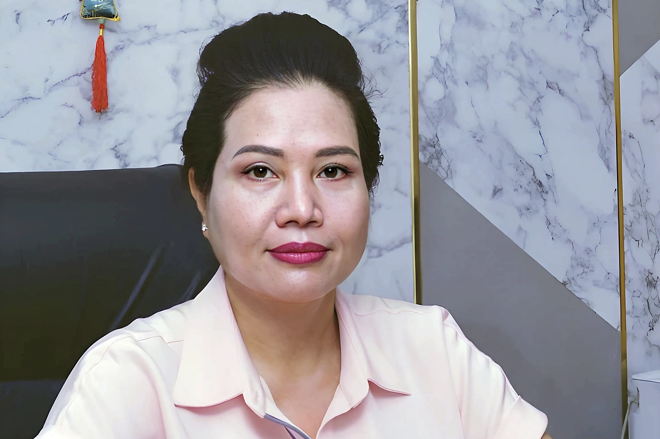 Cựu tổng gi&aacute;m đốc SJC L&ecirc; Thu&yacute; Hằng chỉ đạo "găm" v&agrave;ng b&igrave;nh ổn gi&aacute;, b&aacute;n ra ngo&agrave;i hưởng lợi
- Ảnh 1.