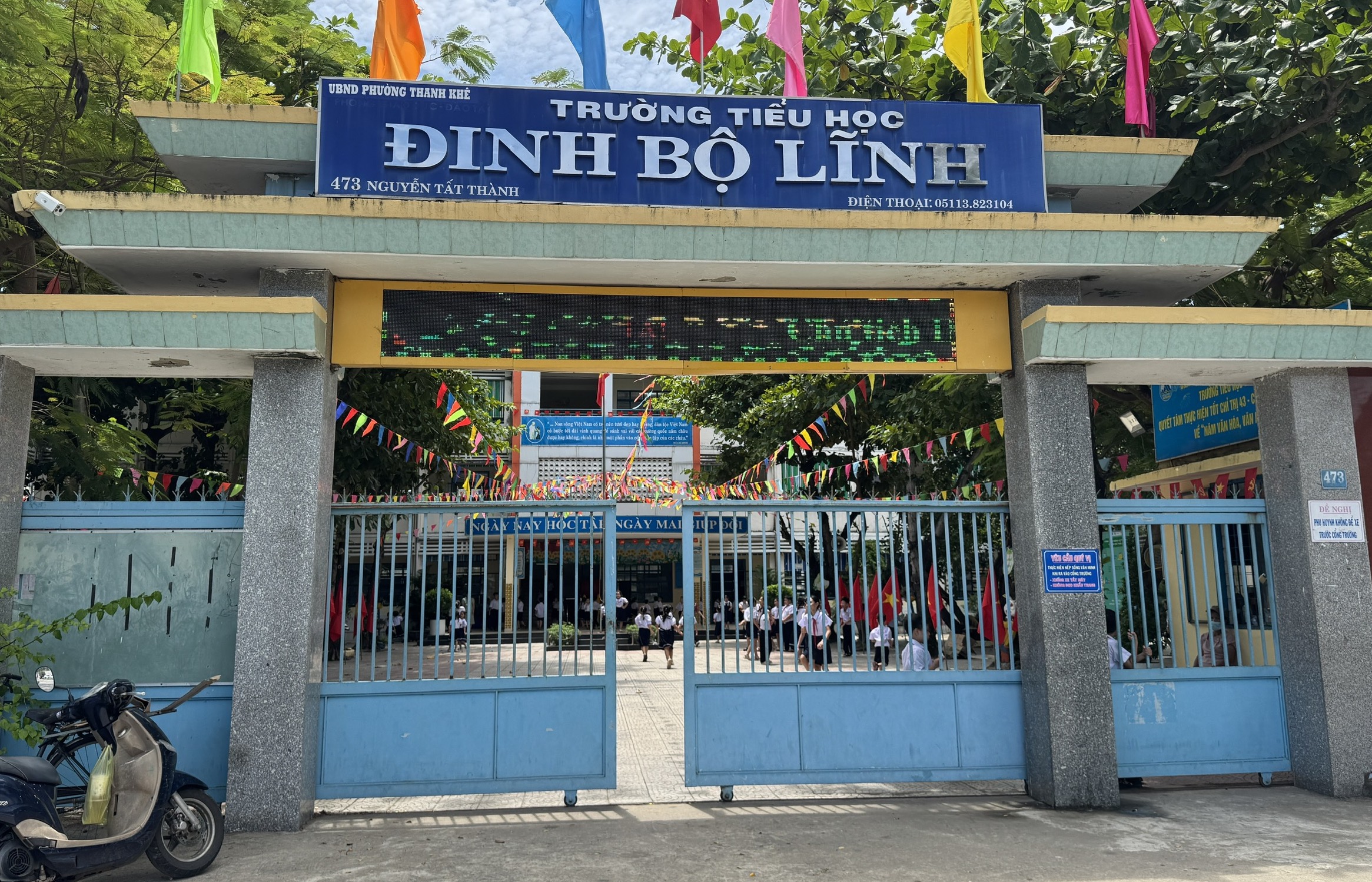Đà Nẵng: Hiệu phó trường tiểu học giải thích về lý do không tái ký hợp đồng với 10 quản sinh- Ảnh 1.