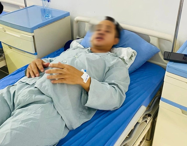 Vụ gi&uacute;p người gặp tai nạn, hai anh em bị đ&aacute;nh nhập viện: X&aacute;c định c&aacute;c đối tượng h&agrave;nh hung- Ảnh 1.