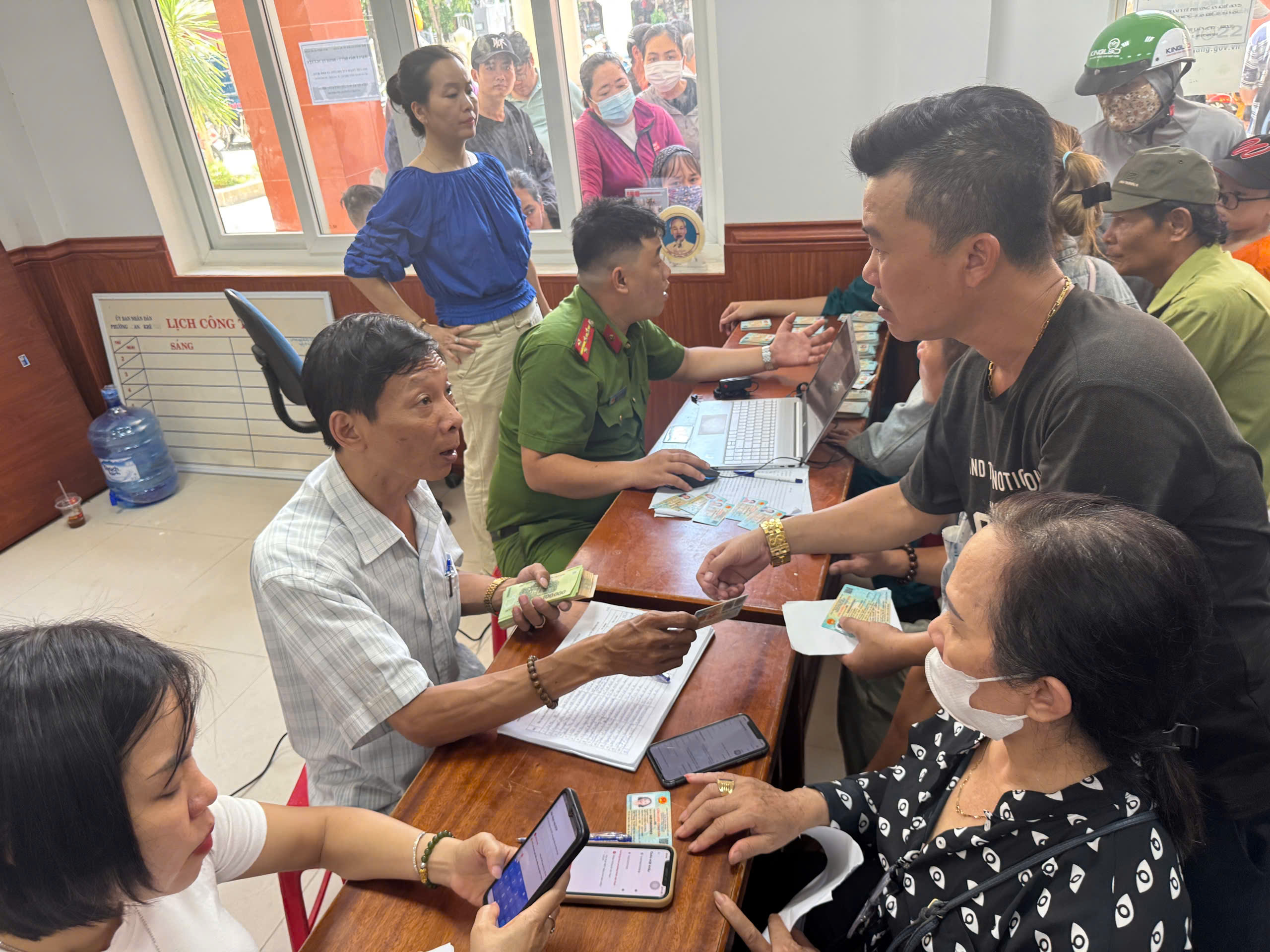 L&atilde;nh đạo x&atilde;, phường ở Đ&agrave; Nẵng giải th&iacute;ch về việc chậm cập nhật số liệu chi trả qu&agrave; 2-9- Ảnh 1.