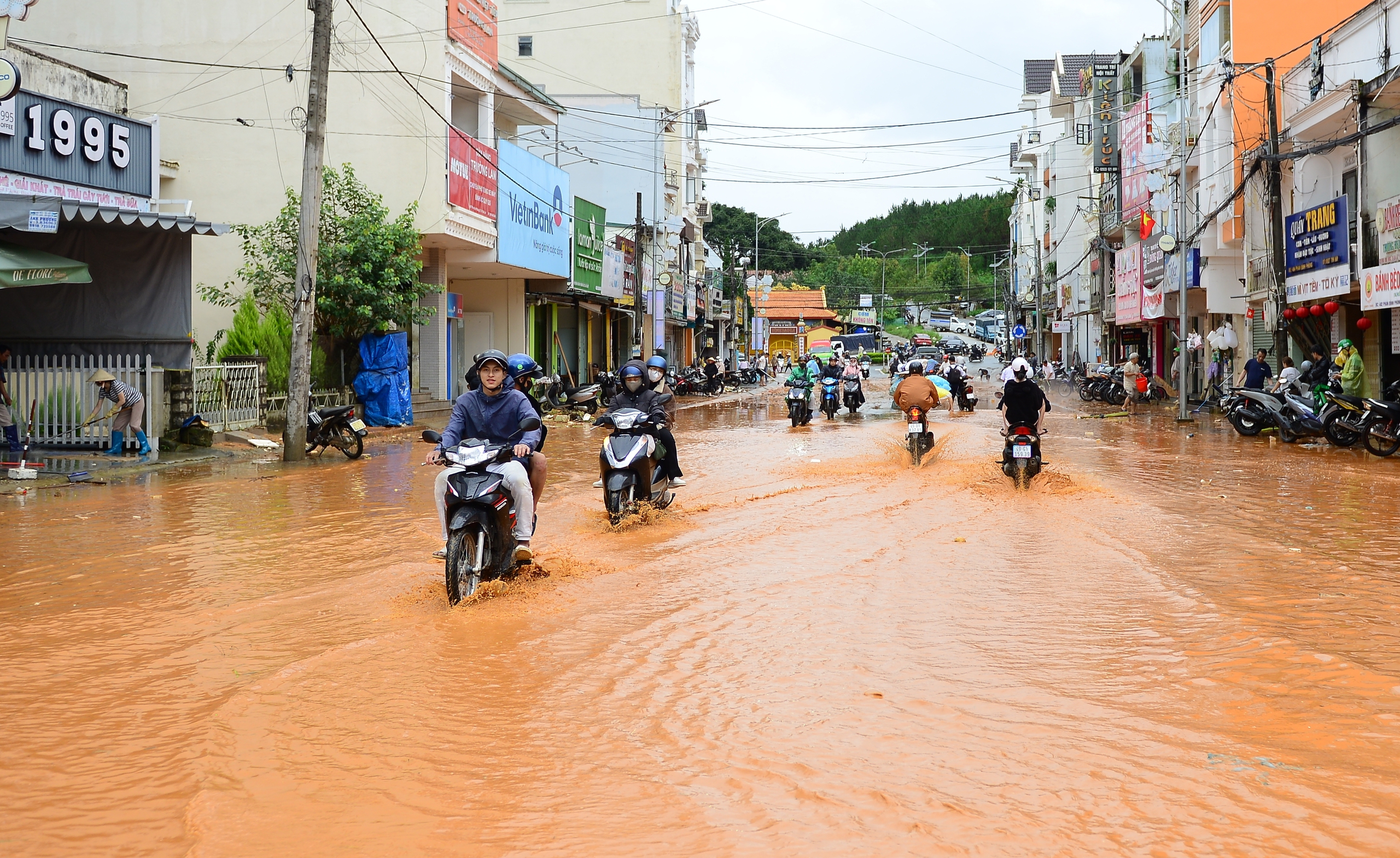 Sập taluy nhà dân ở Đà Lạt trong ngày mưa "siêu" lớn- Ảnh 3.
