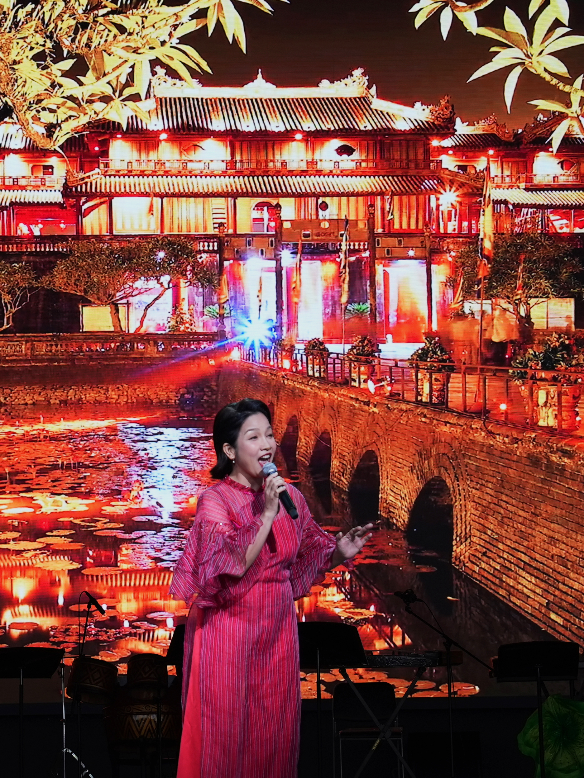 Ca sĩ Mỹ Linh rạng rỡ tại Expo 2025 Osaka- Ảnh 1.
