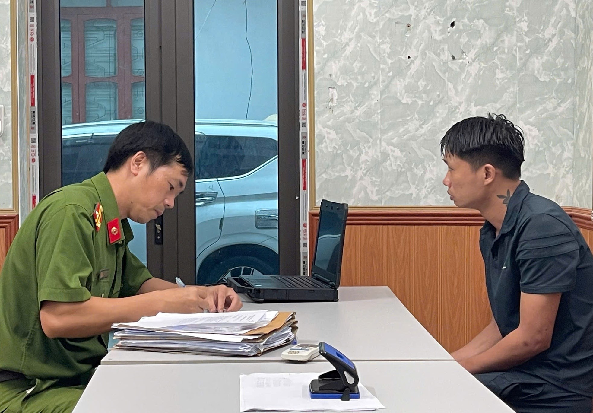Sang b&agrave;n b&ecirc;n cạnh mời bia, nam thanh ni&ecirc;n bị đ&aacute;nh trọng thương- Ảnh 1.