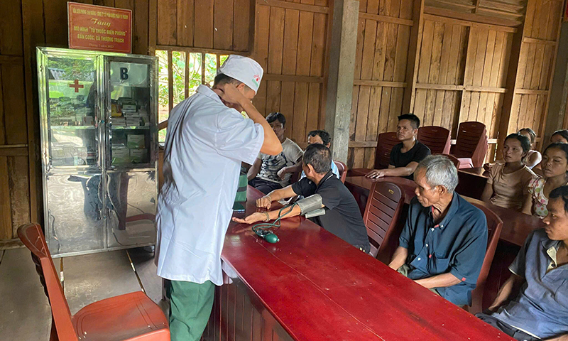 Lính biên phòng Quảng Trị về bản dựng nhà, gieo mạ cùng dân- Ảnh 7.