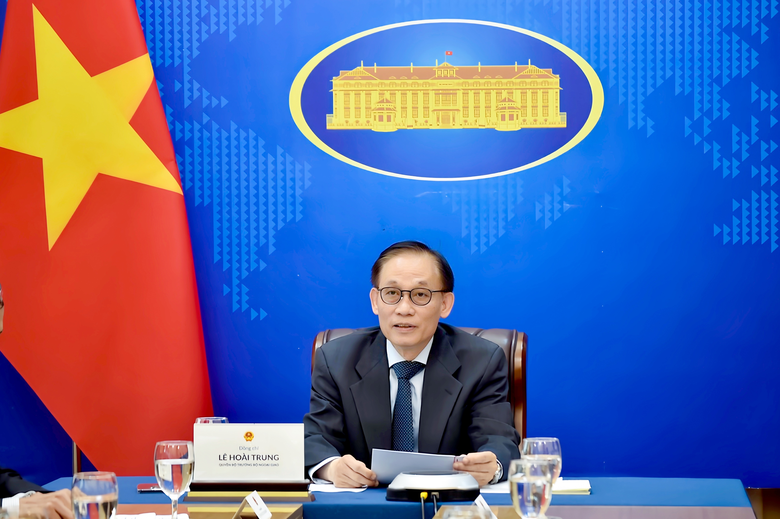 Cuộc điện đ&agrave;m đầu ti&ecirc;n của Quyền Bộ trưởng Ngoại giao L&ecirc; Ho&agrave;i Trung - Ảnh 1.