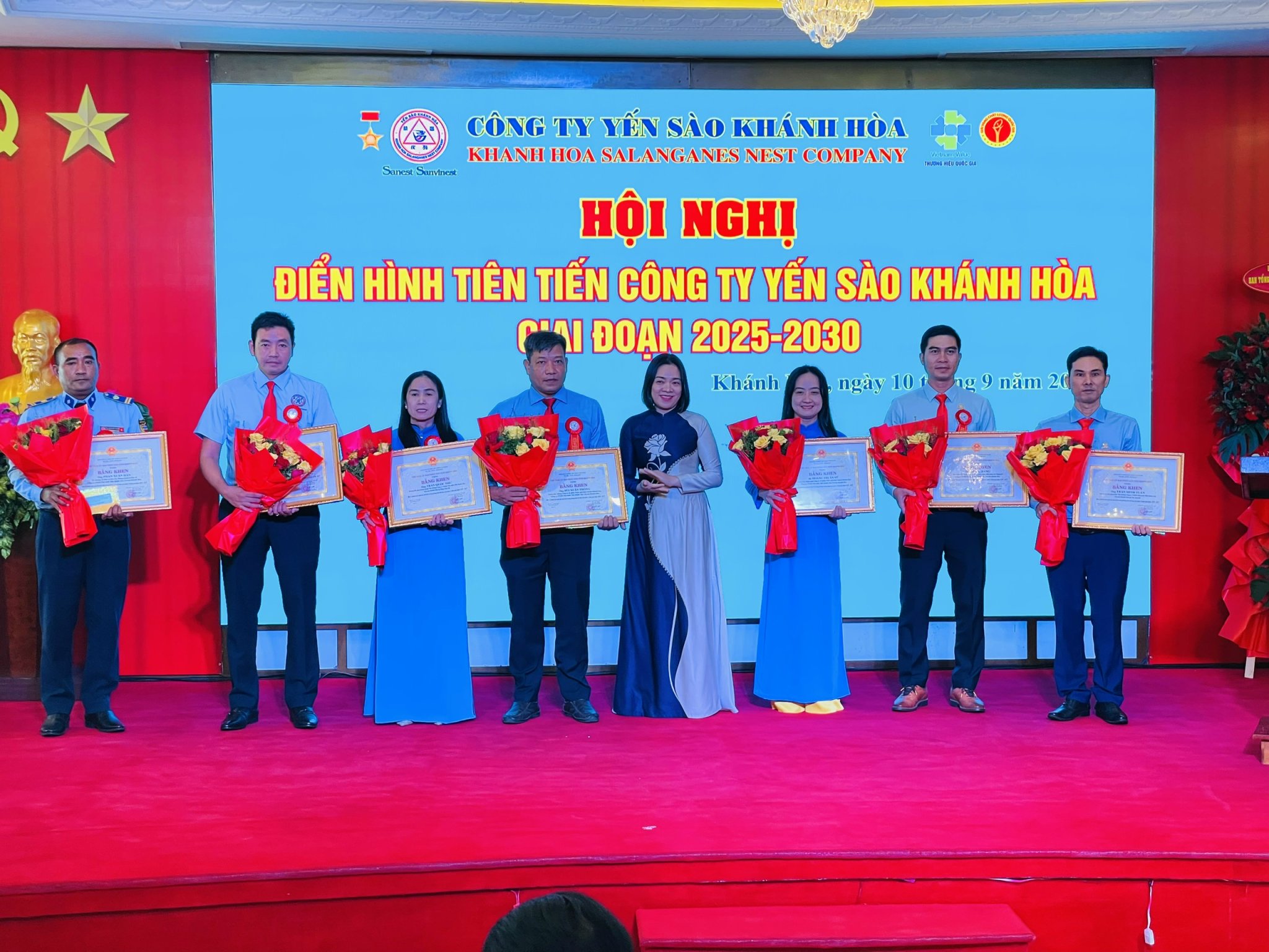 Khen thưởng nhiều điển h&igrave;nh ti&ecirc;n tiến Yến S&agrave;o Kh&aacute;nh H&ograve;a- Ảnh 4.
