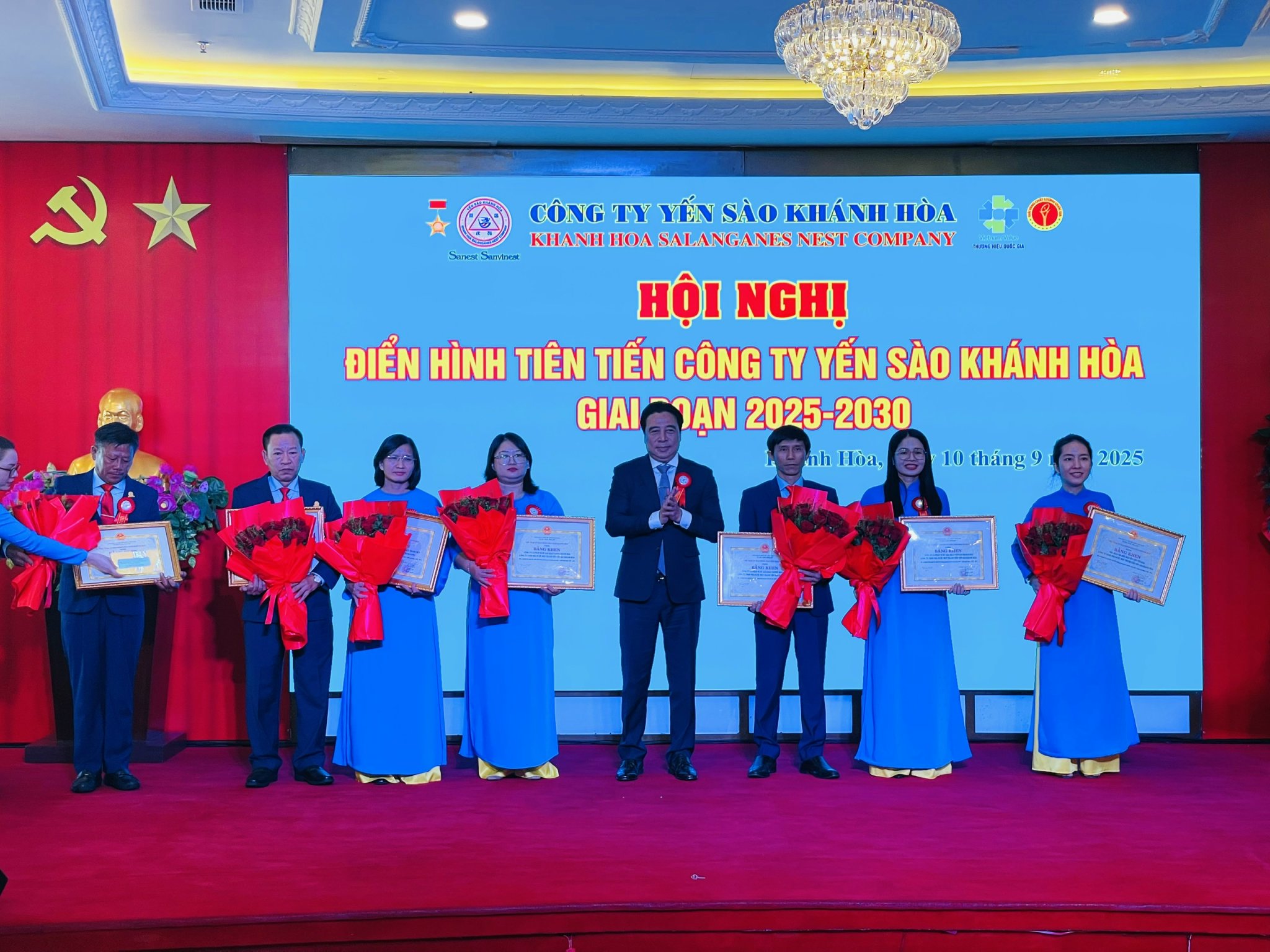 Khen thưởng nhiều điển h&igrave;nh ti&ecirc;n tiến Yến S&agrave;o Kh&aacute;nh H&ograve;a- Ảnh 1.