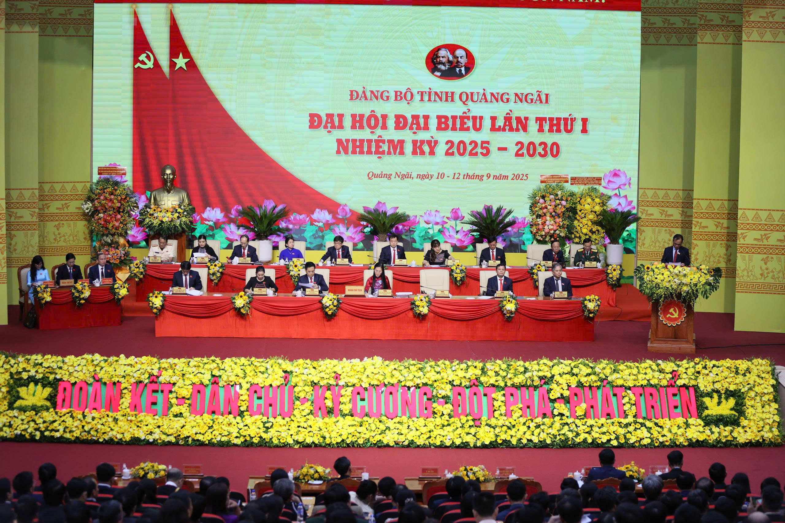 Quảng Ng&atilde;i l&agrave; đơn vị đầu ti&ecirc;n tổ chức đại hội Đảng trong to&agrave;n quốc- Ảnh 2.
