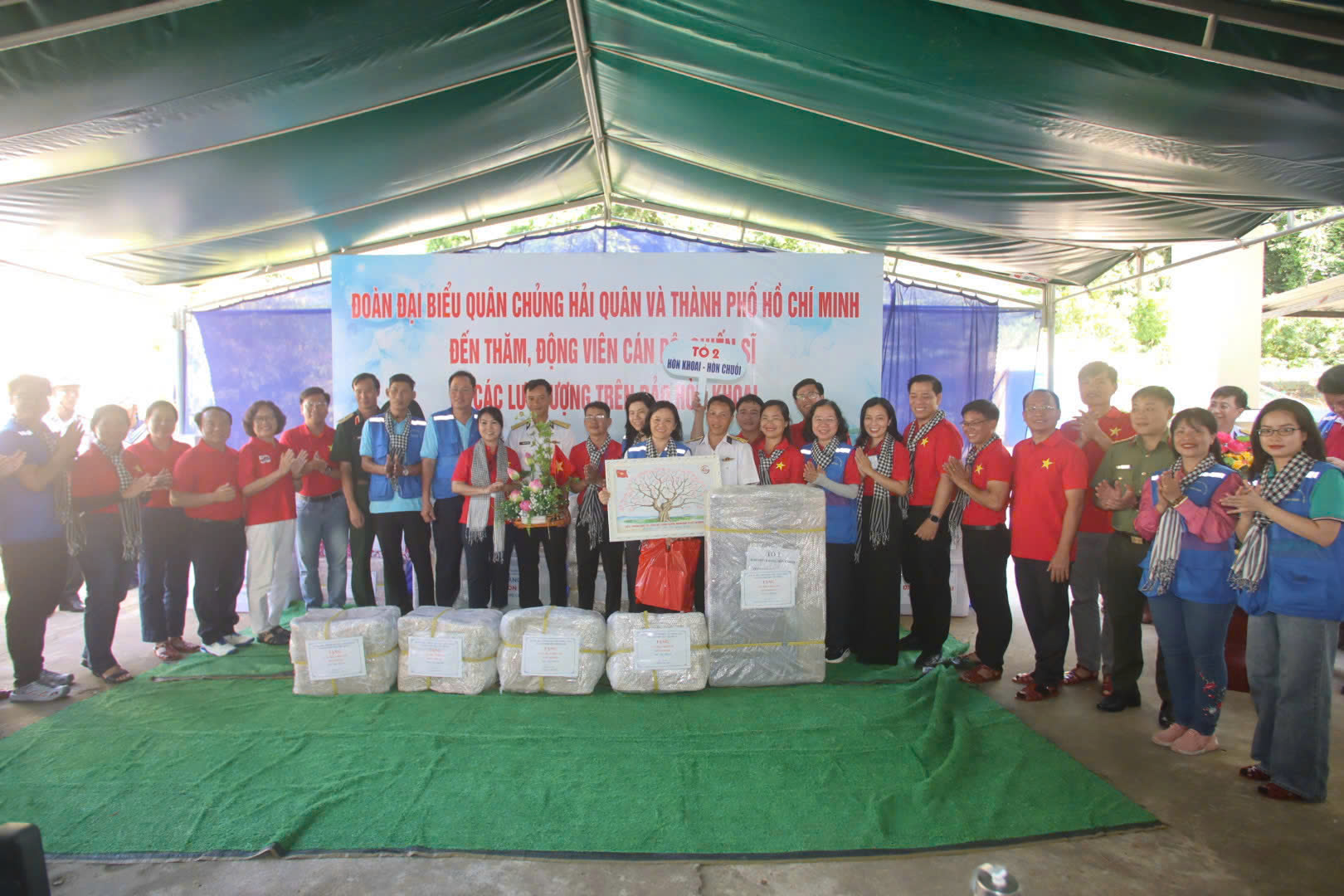 Ấm tình TP HCM với cán bộ, chiến sĩ và nhân dân đảo Hòn Khoai, Hòn Chuối - Ảnh 2.