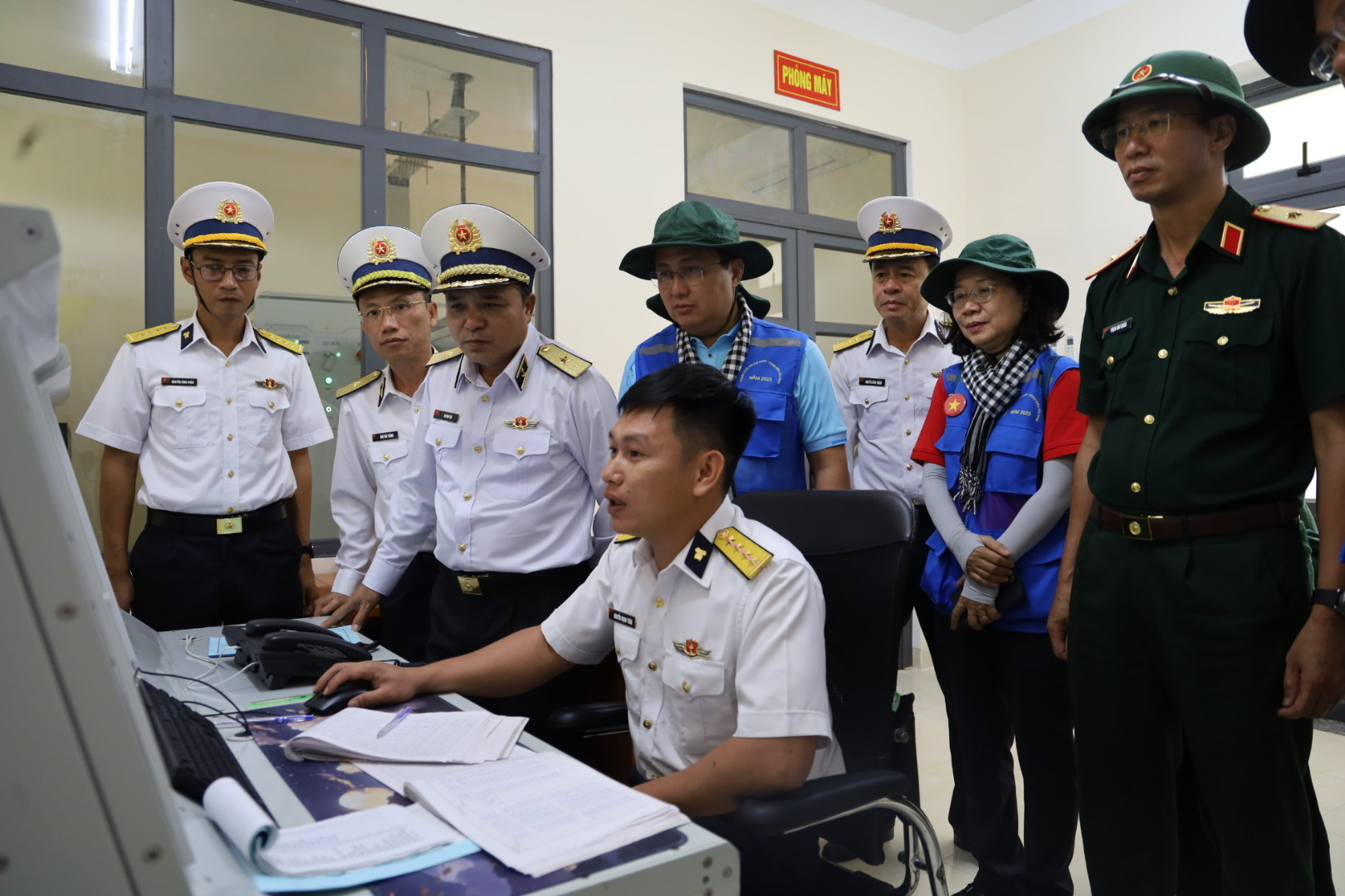 Ấm tình TP HCM với cán bộ, chiến sĩ và nhân dân đảo Hòn Khoai, Hòn Chuối - Ảnh 3.